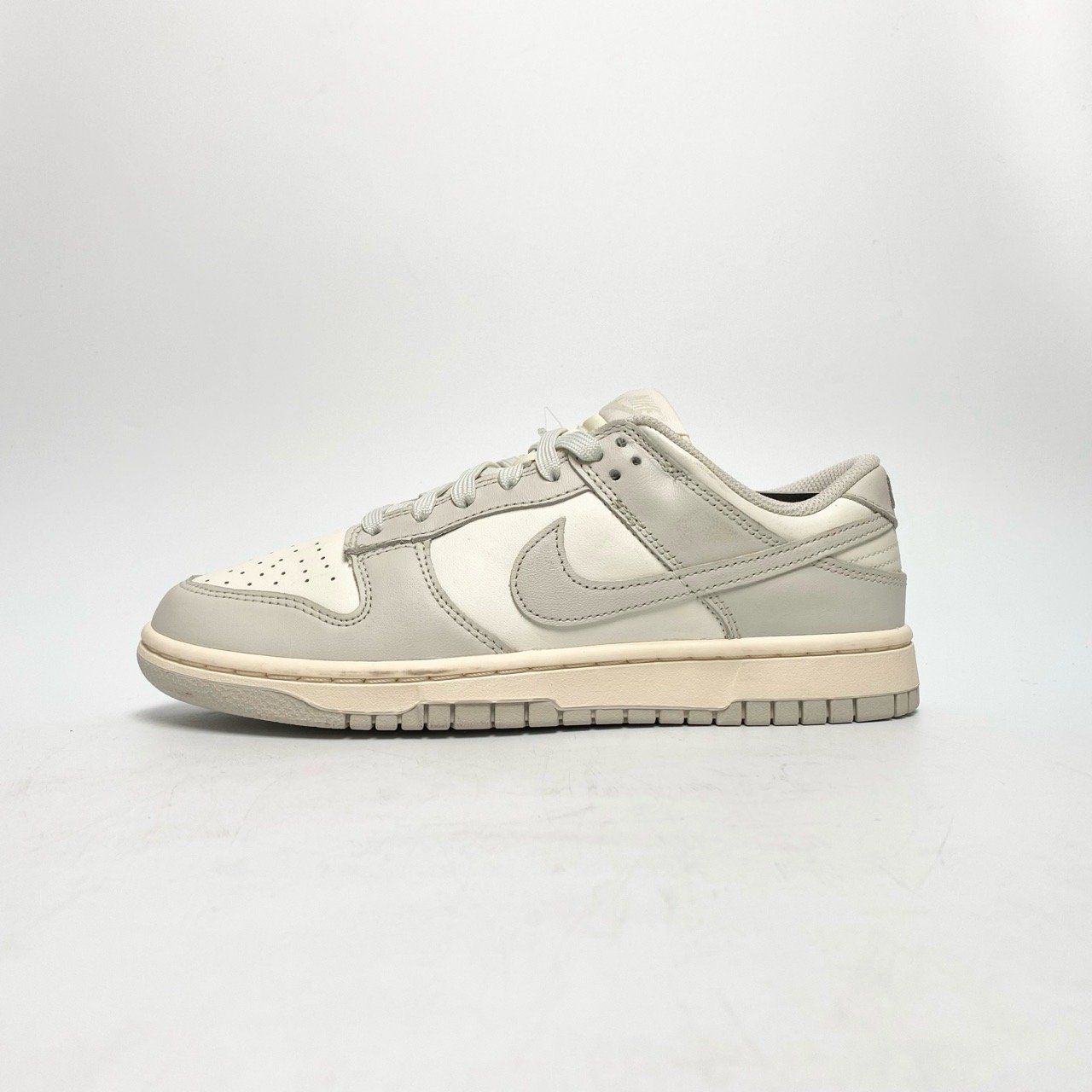 NIKE WMNS DUNK LOW LIGHT BONE DD1503-107