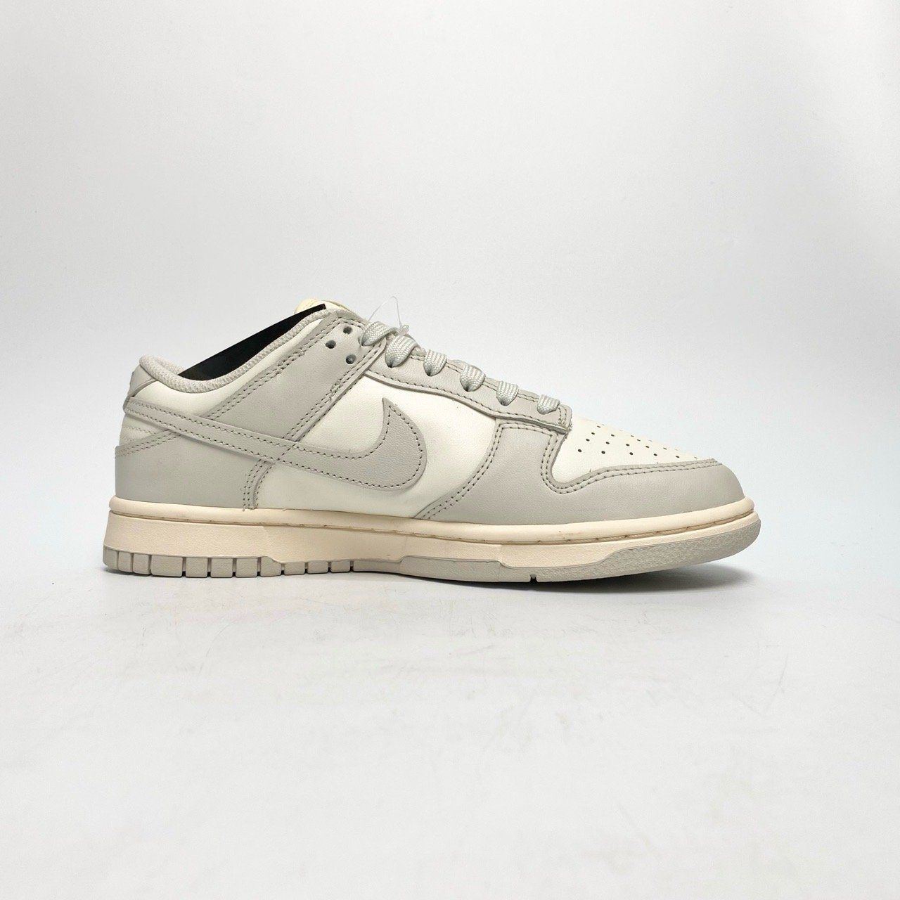 NIKE WMNS DUNK LOW LIGHT BONE DD1503-107
