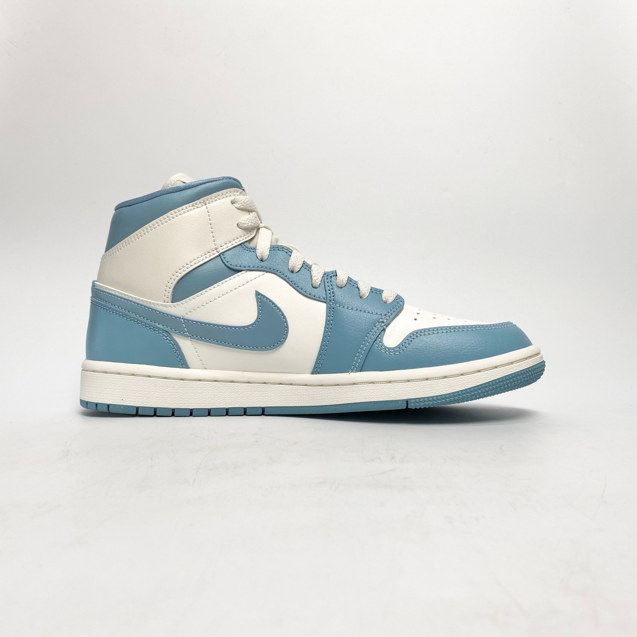 NIKE AIR JORDAN 1 MID UNIVERSITY BLUE BQ6472-141