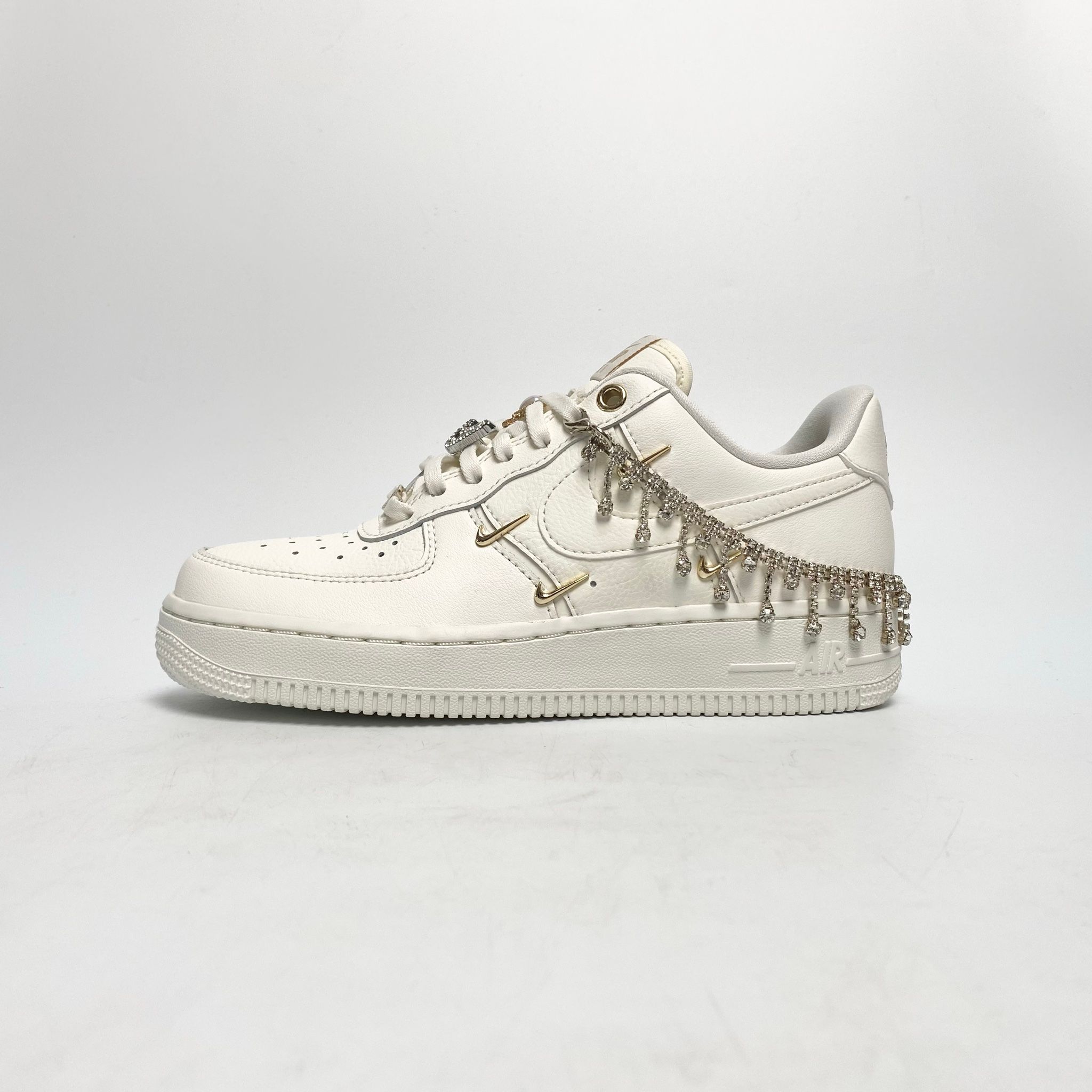 NIKE AIR FORCE 1 LOW WHITE MINI GOLD SWOOSHES FV3654-111
