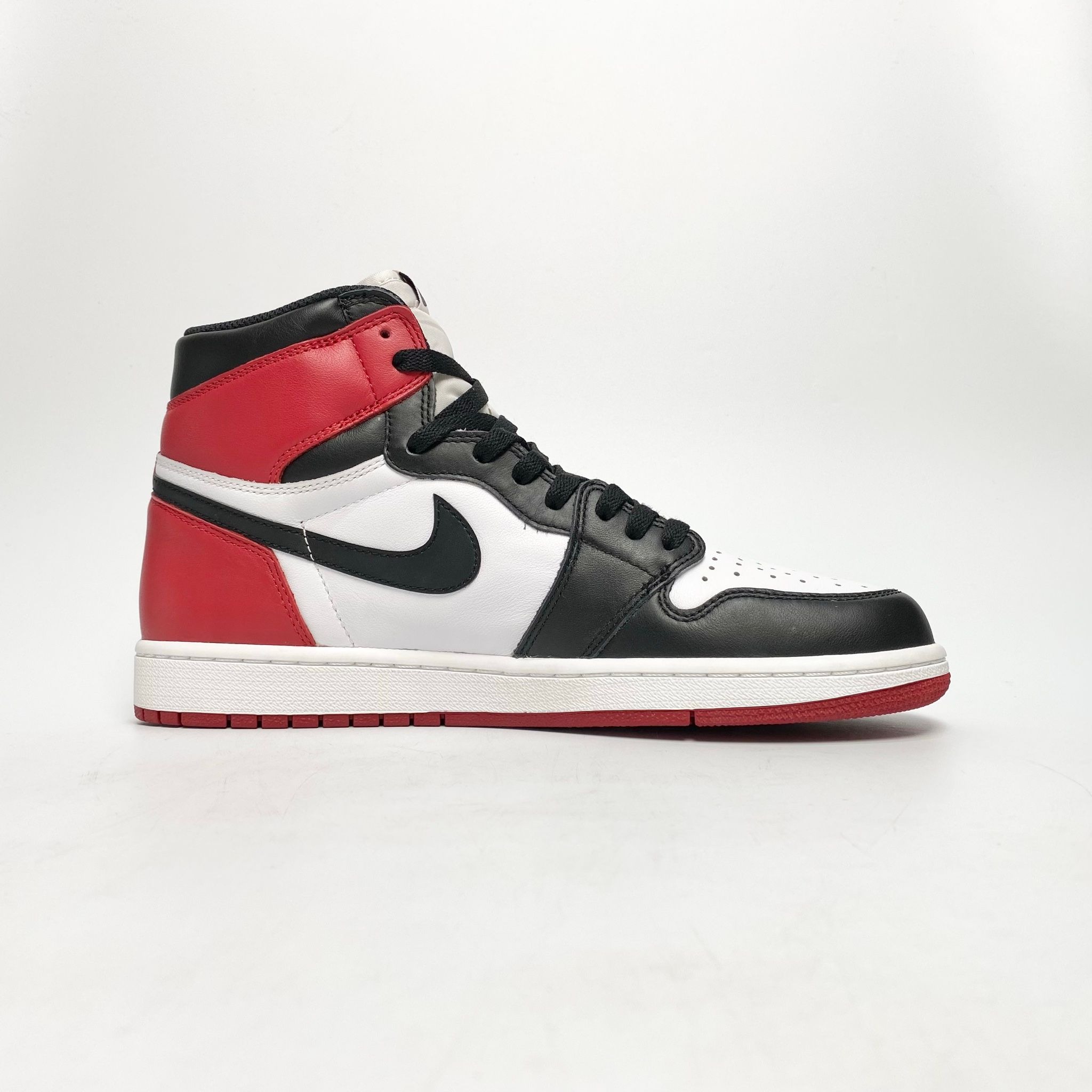 NIKE AIR JORDAN 1 RETRO BLACK TOE 555088-125