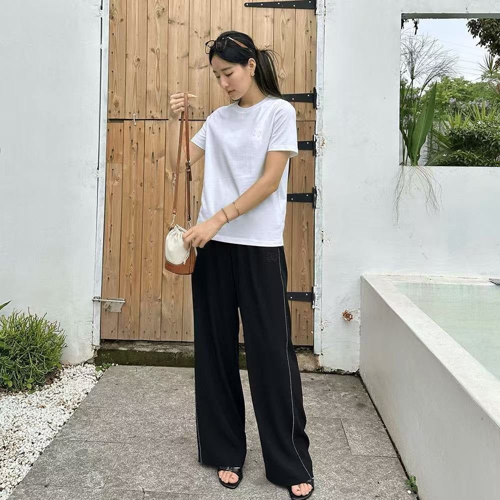 2.Quần đen logo túi viền đá nhỏ