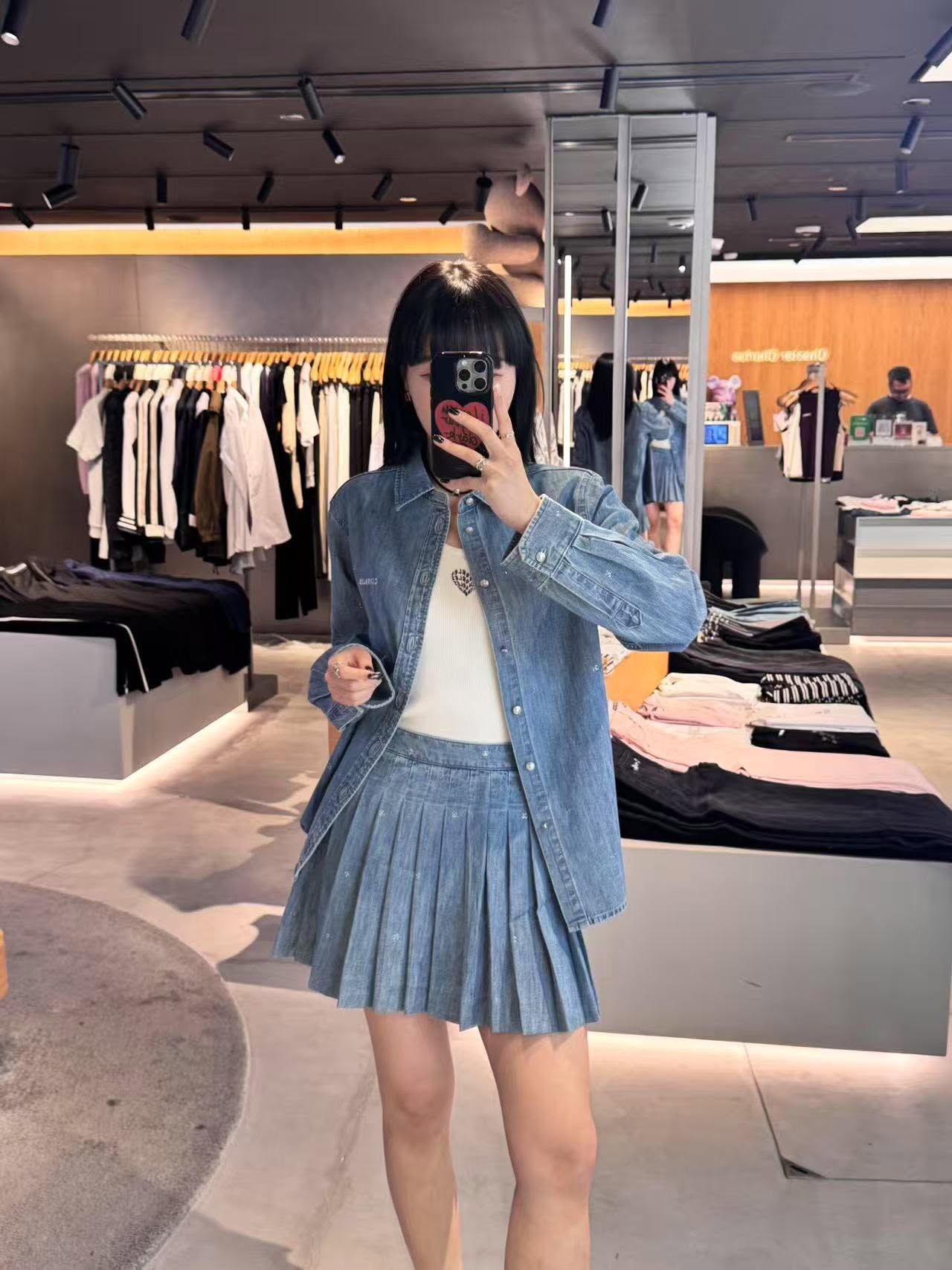 Áo khoác jean xanh cúc trắng (set)