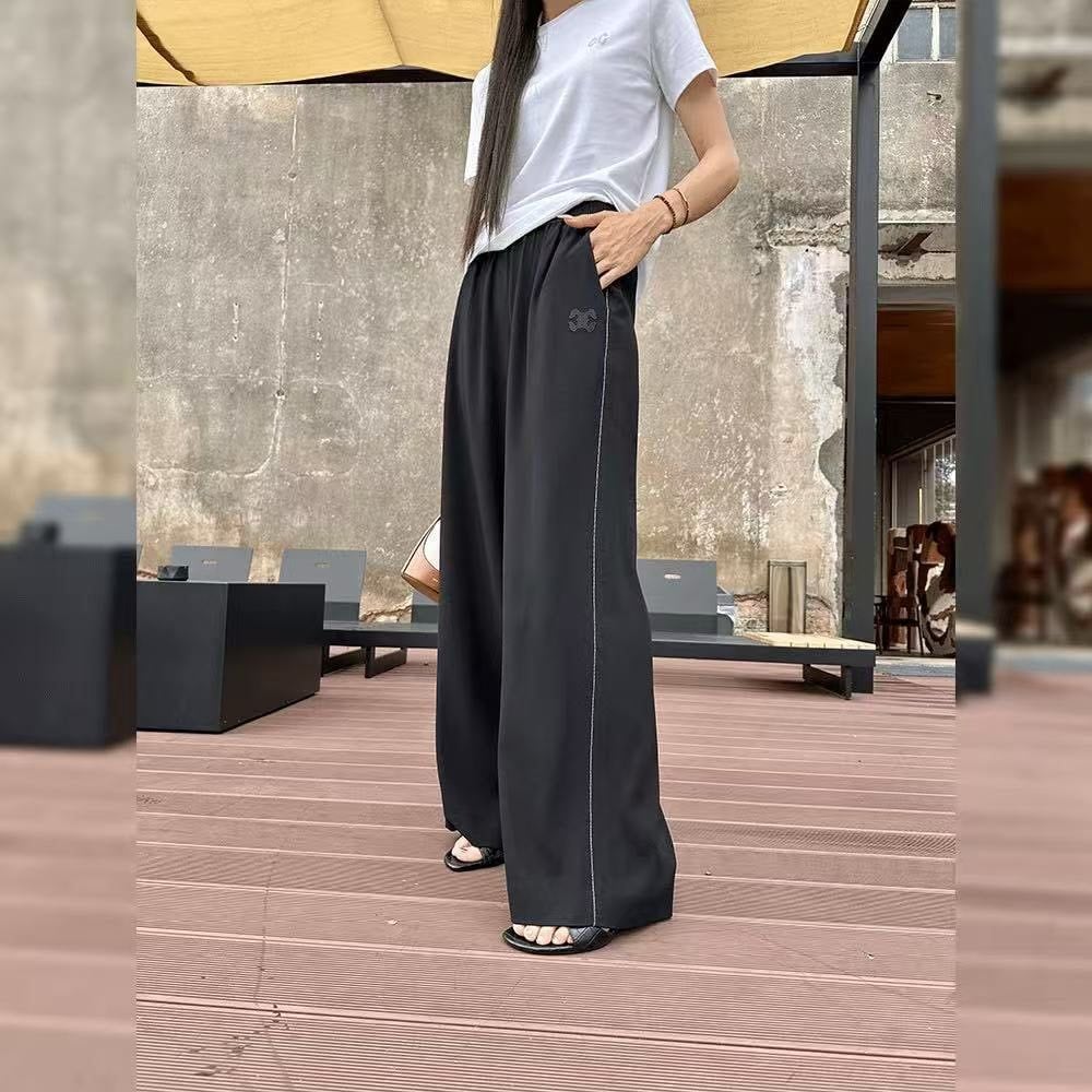 2.Quần đen logo túi viền đá nhỏ