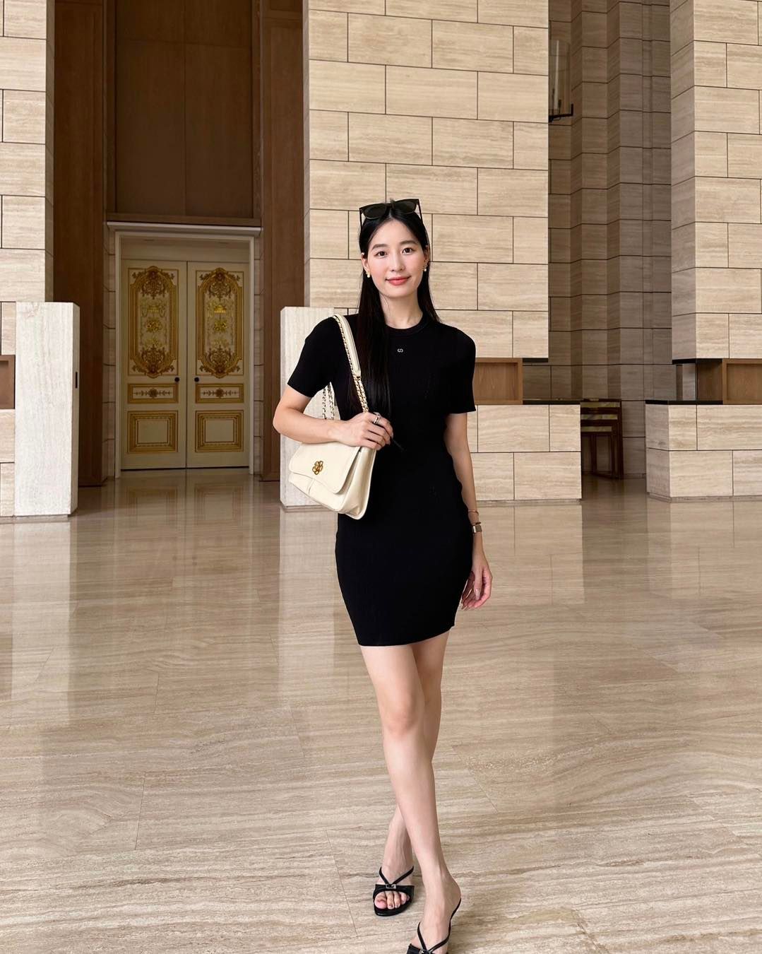 Váy body đen ôm vừa, logo ngực