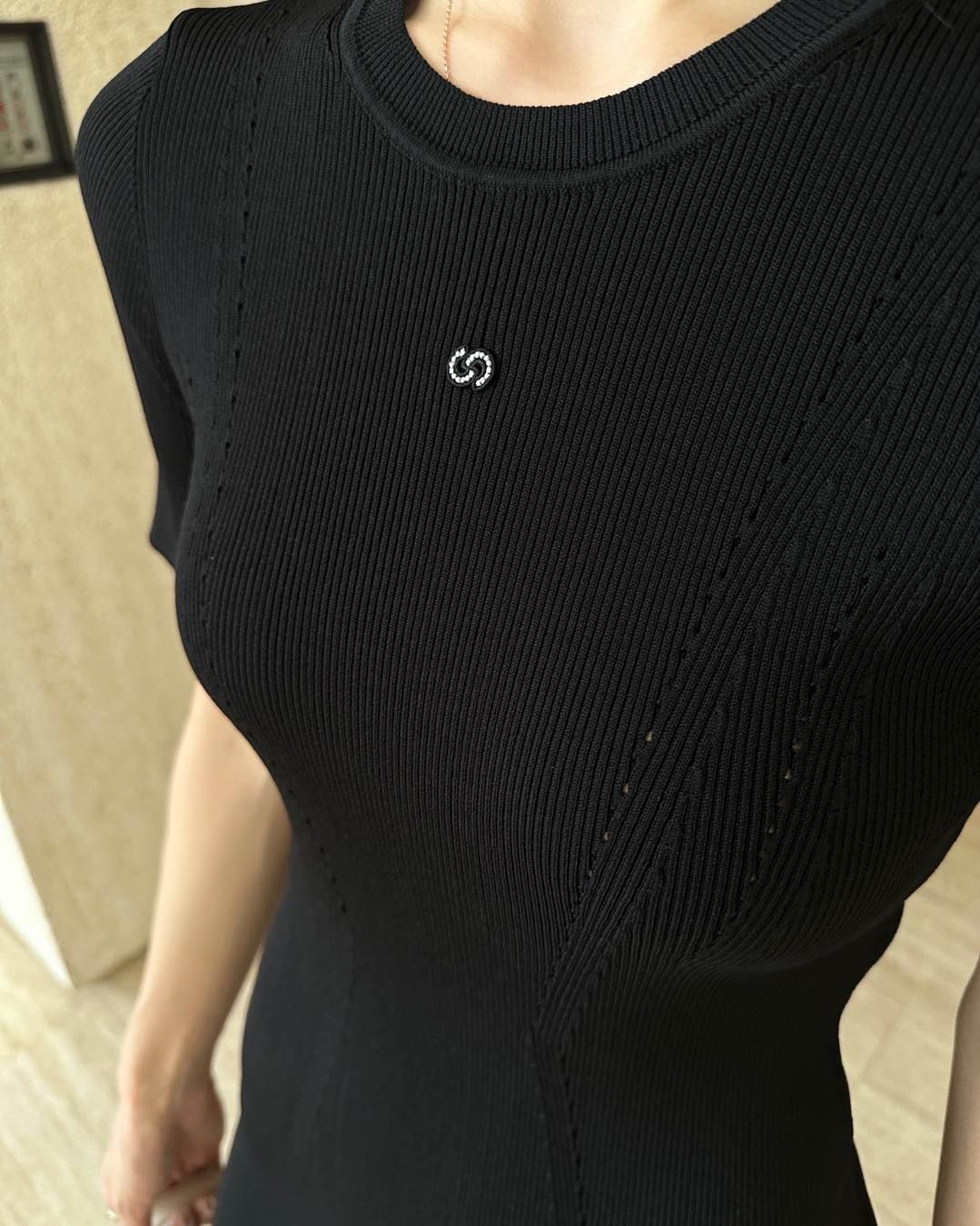 Váy body đen ôm vừa, logo ngực