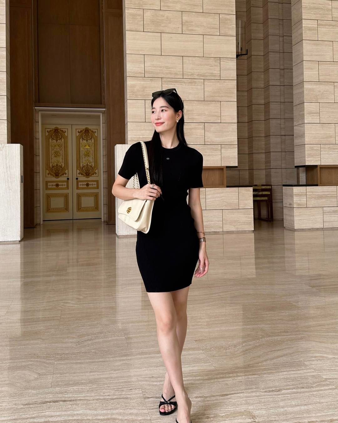 Váy body đen ôm vừa, logo ngực