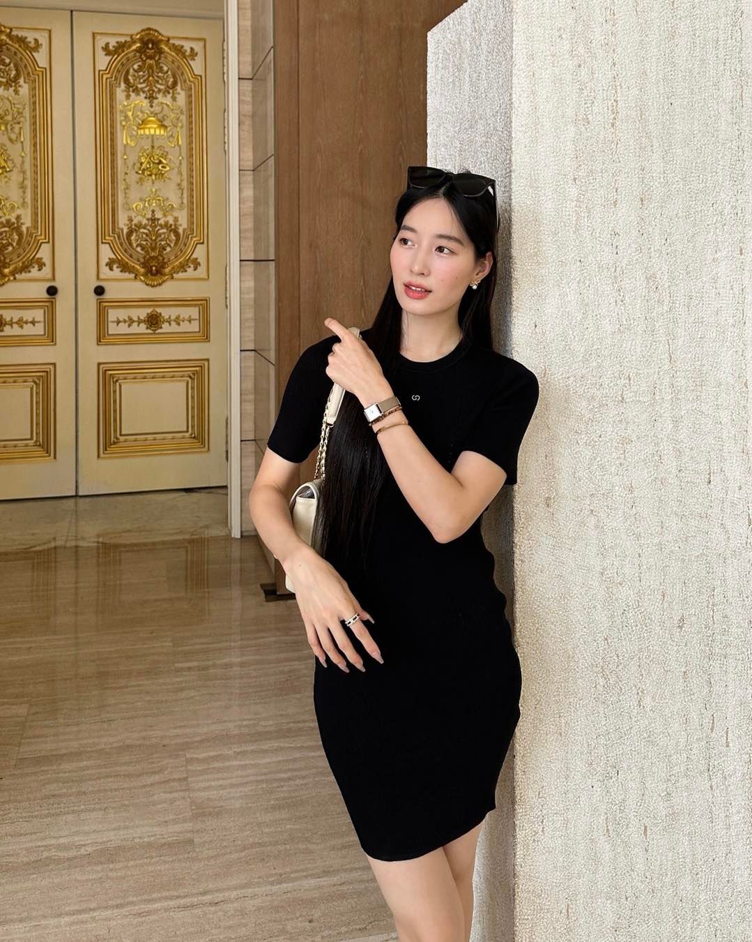 Váy body đen ôm vừa, logo ngực