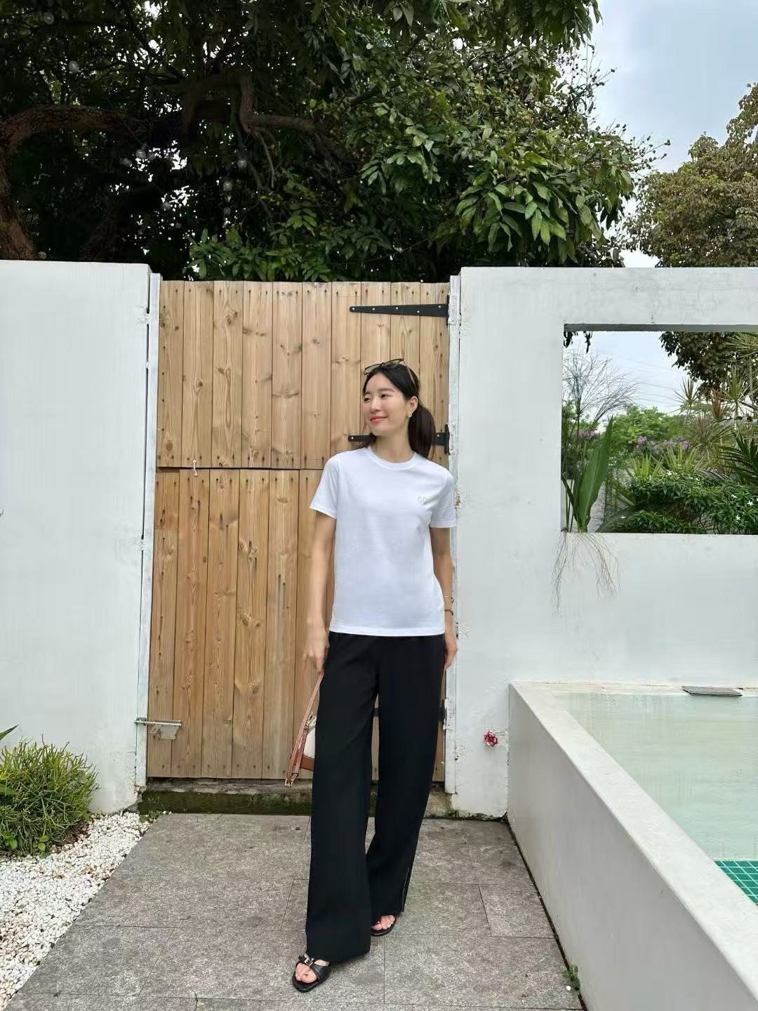 2.Quần đen logo túi viền đá nhỏ