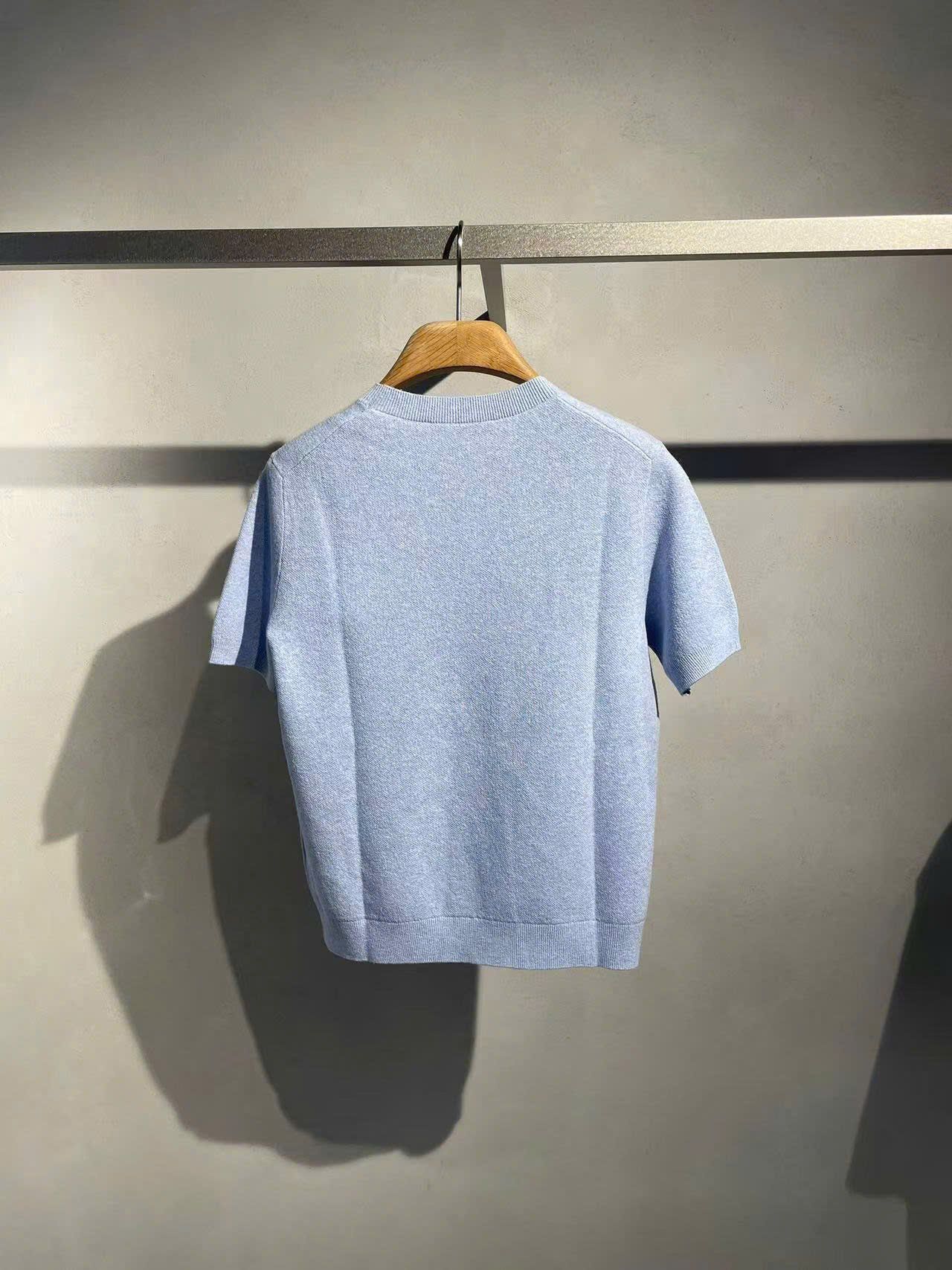 Áo xanh nhạt pastel ngắn tay logo nhỏ - gấu trắng