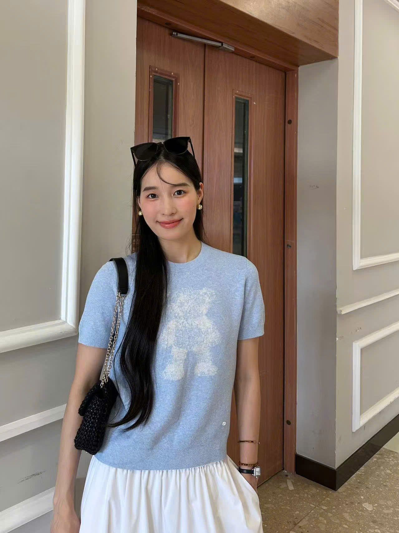 Áo xanh nhạt pastel ngắn tay logo nhỏ - gấu trắng