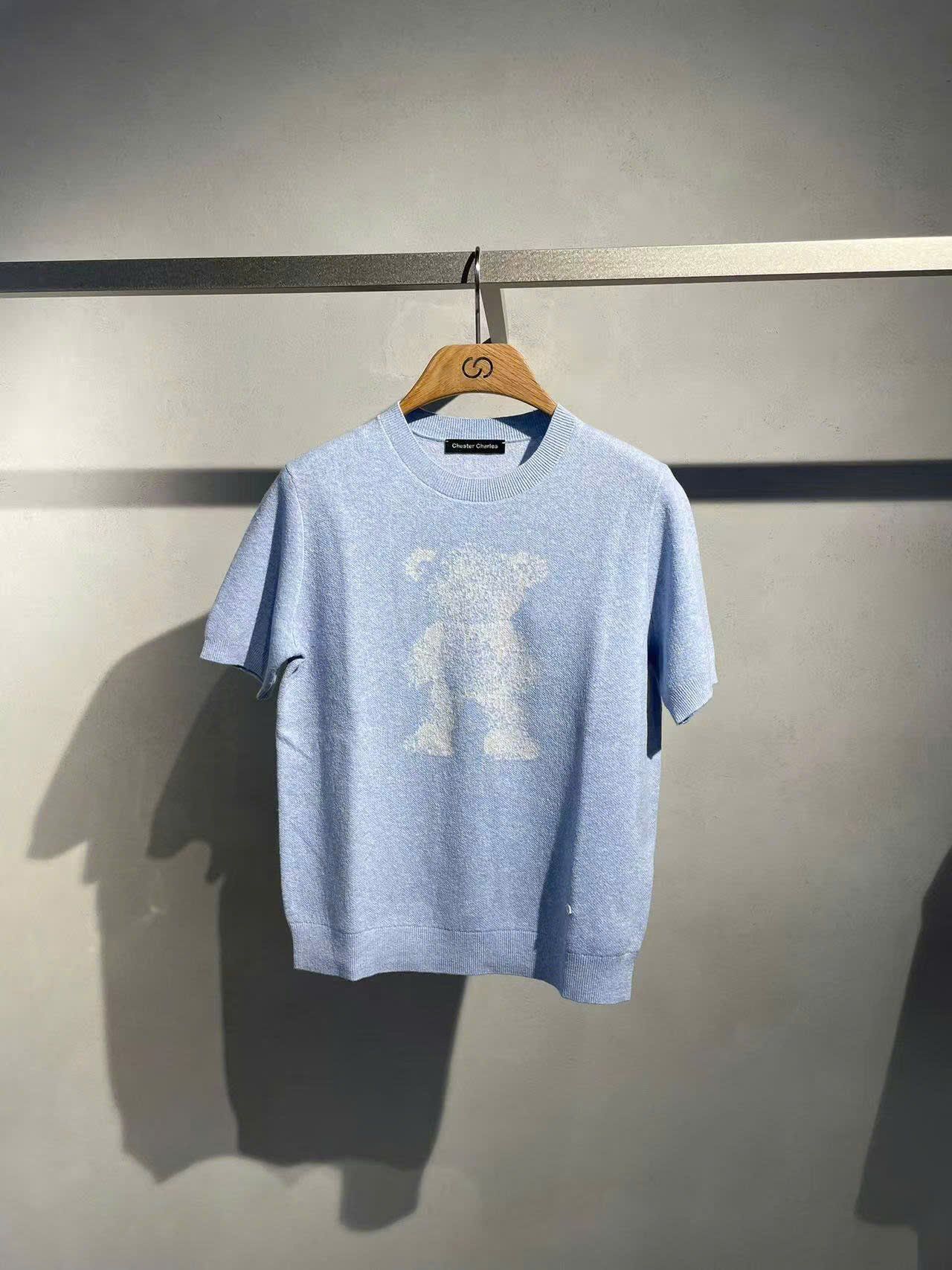 Áo xanh nhạt pastel ngắn tay logo nhỏ - gấu trắng