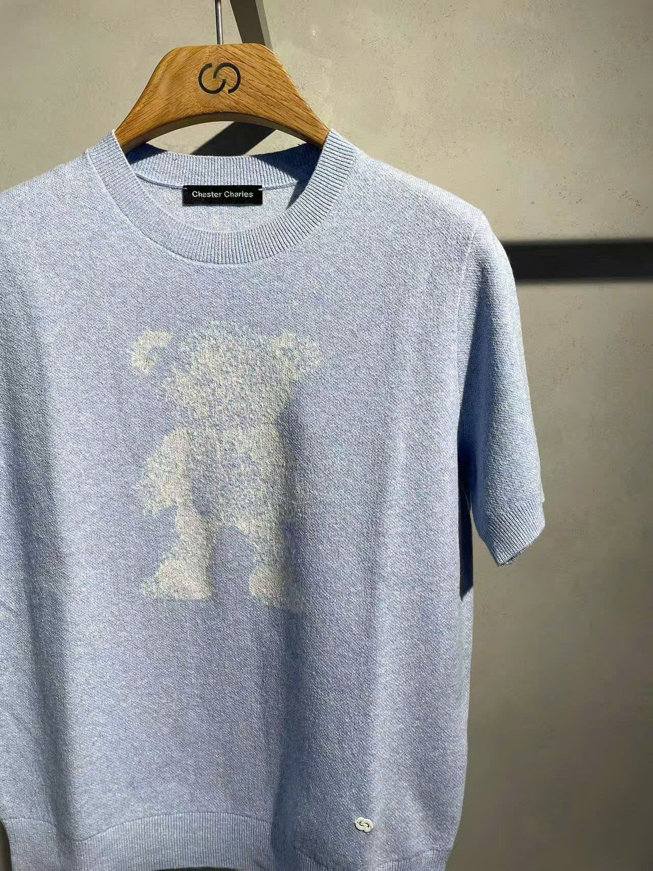 Áo xanh nhạt pastel ngắn tay logo nhỏ - gấu trắng