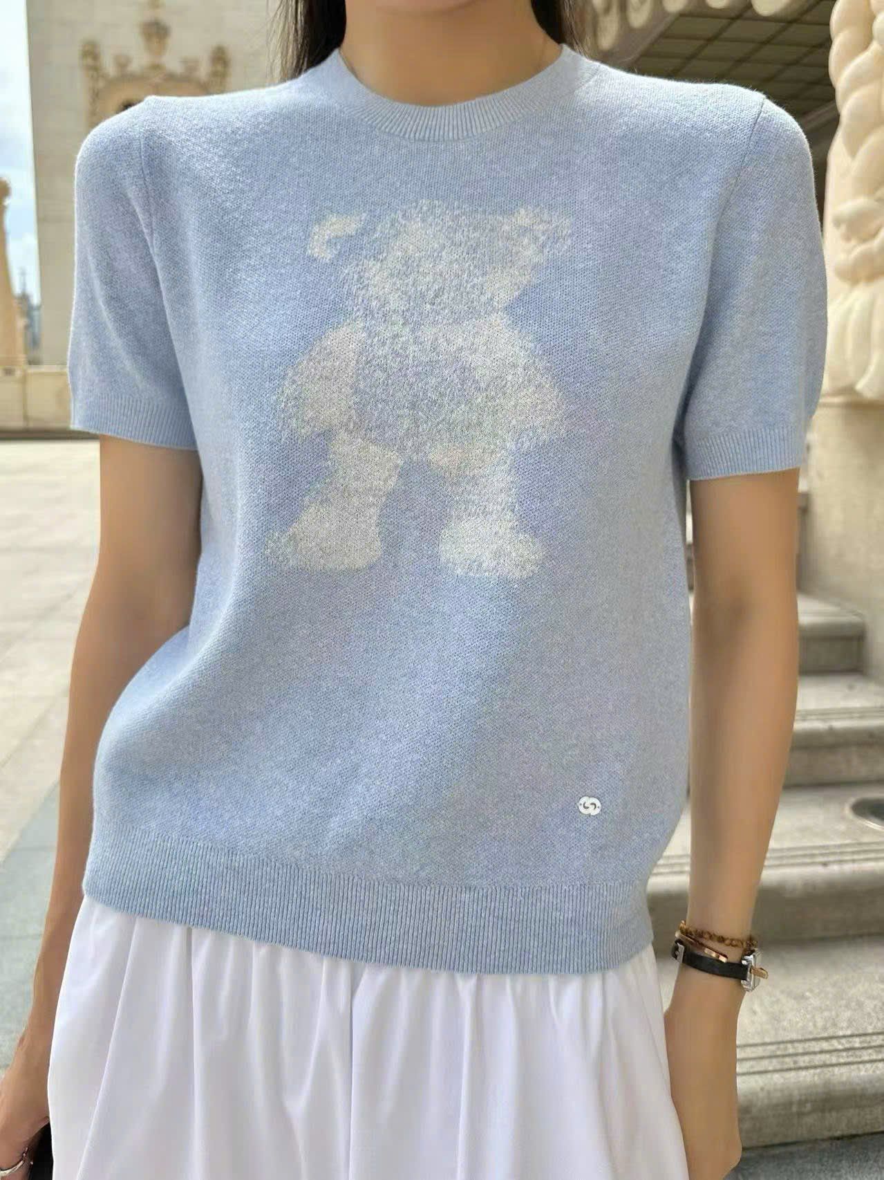 Áo xanh nhạt pastel ngắn tay logo nhỏ - gấu trắng