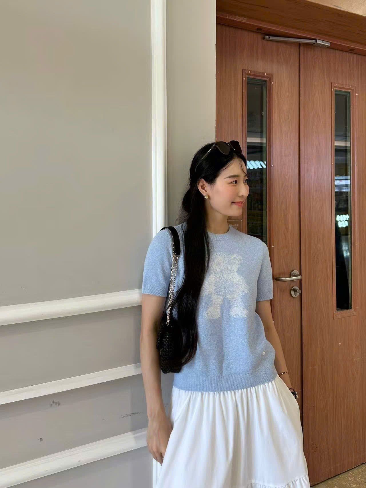 Áo xanh nhạt pastel ngắn tay logo nhỏ - gấu trắng