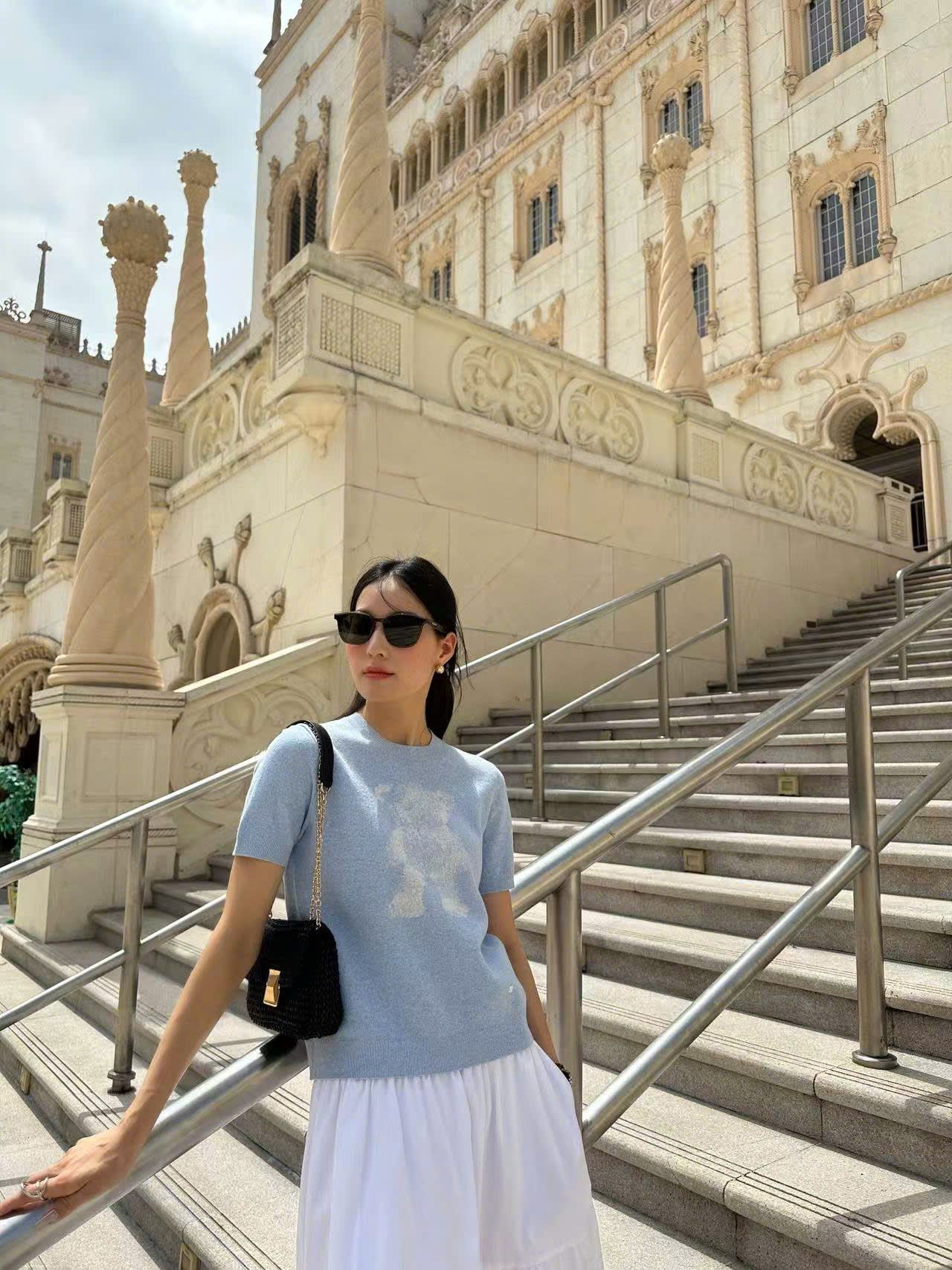 Áo xanh nhạt pastel ngắn tay logo nhỏ - gấu trắng
