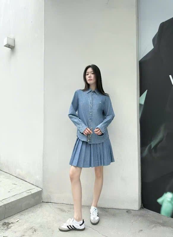 Áo khoác jean xanh cúc trắng (set)