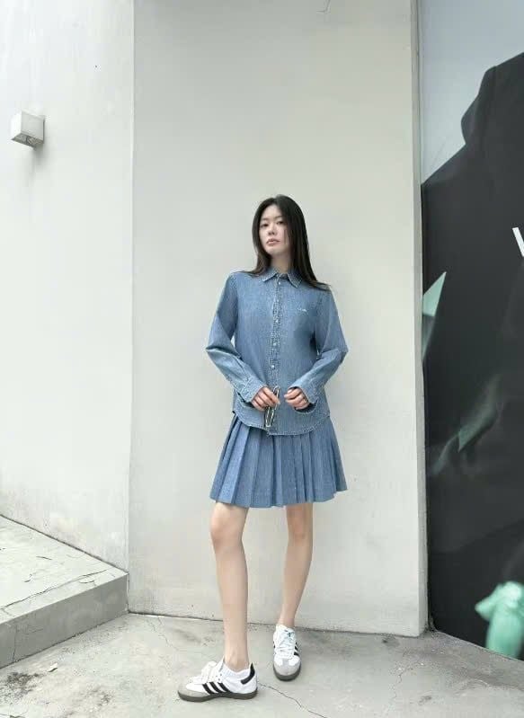 Bộ áo khoác jean cúc trắng và chân váy jean new set