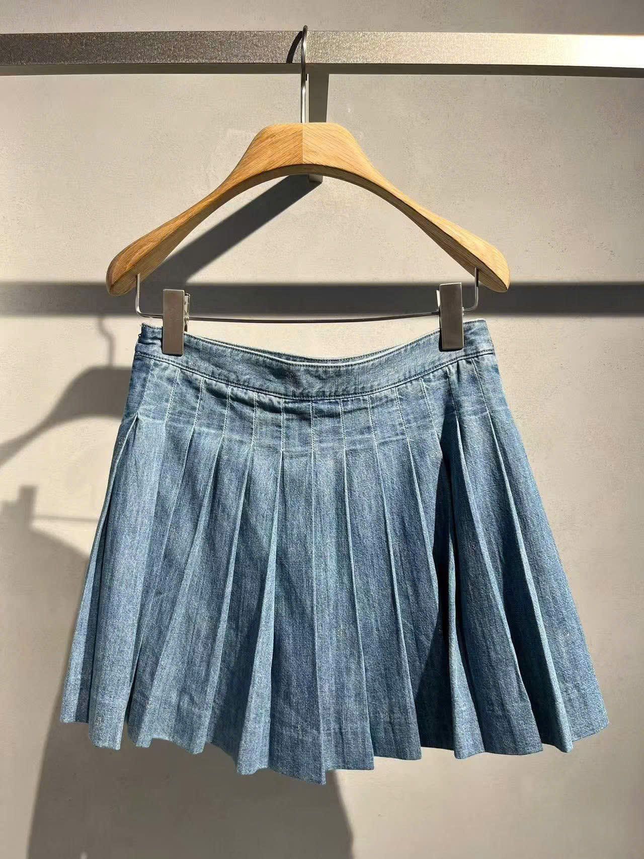 Bộ áo khoác jean cúc trắng và chân váy jean new set