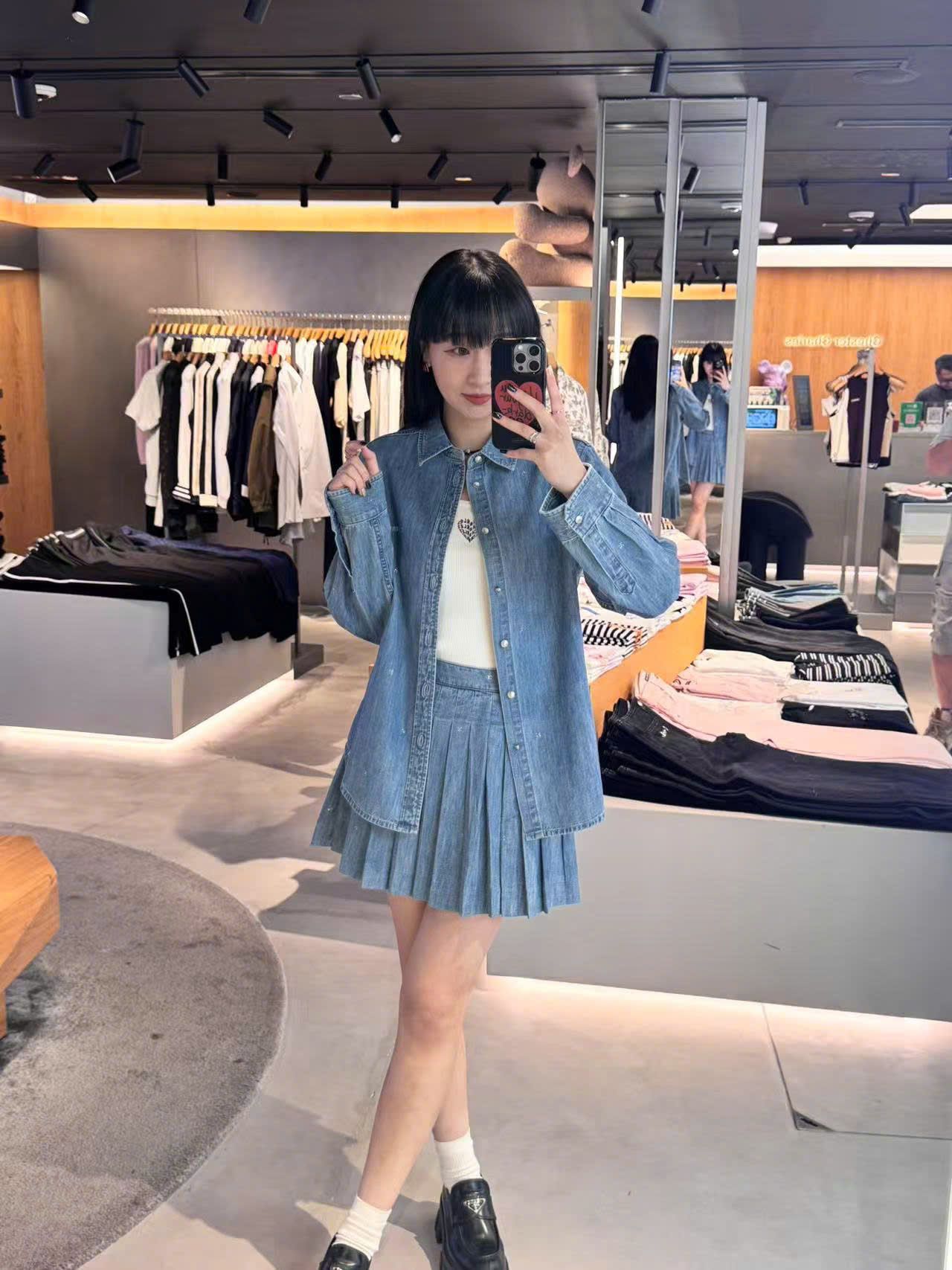 Áo khoác jean xanh cúc trắng (set)