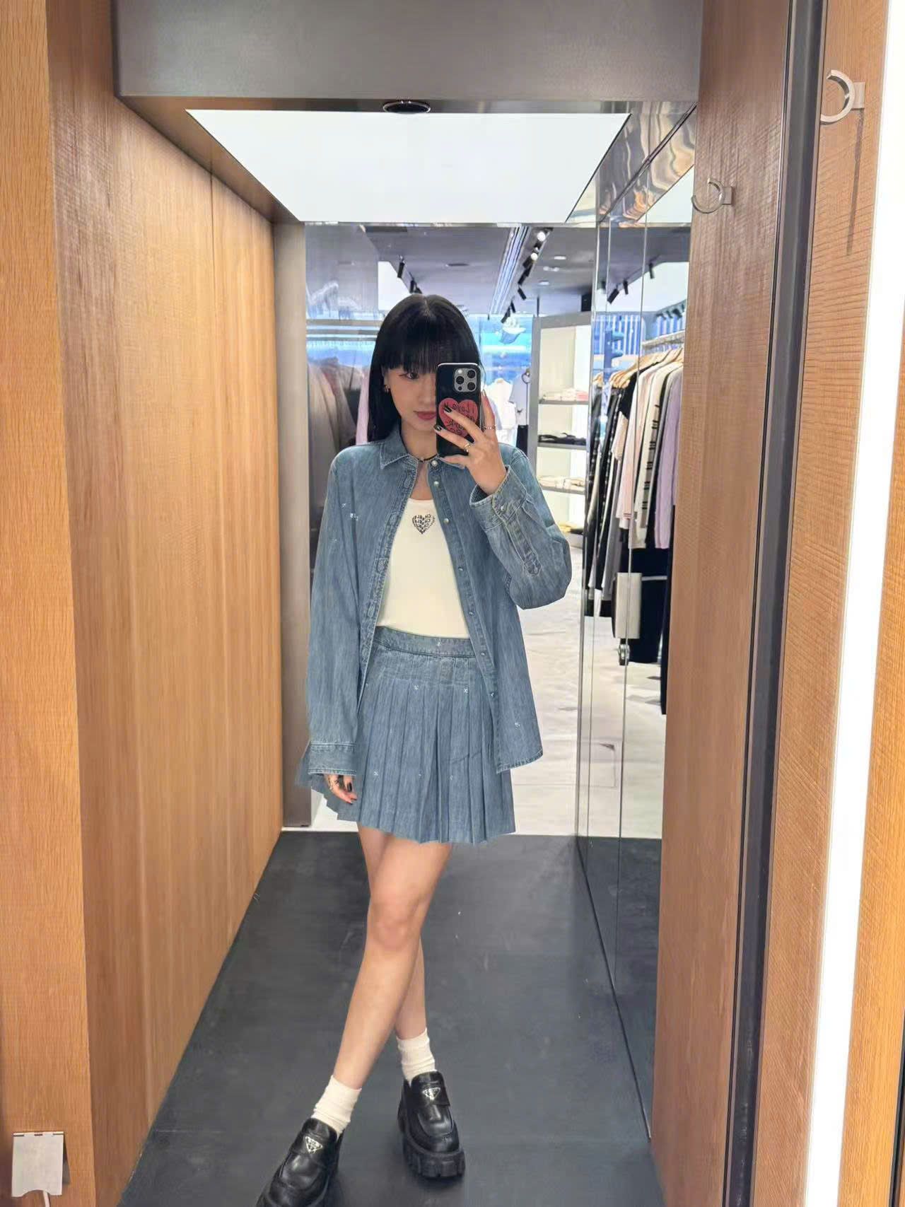 Áo khoác jean xanh cúc trắng (set)