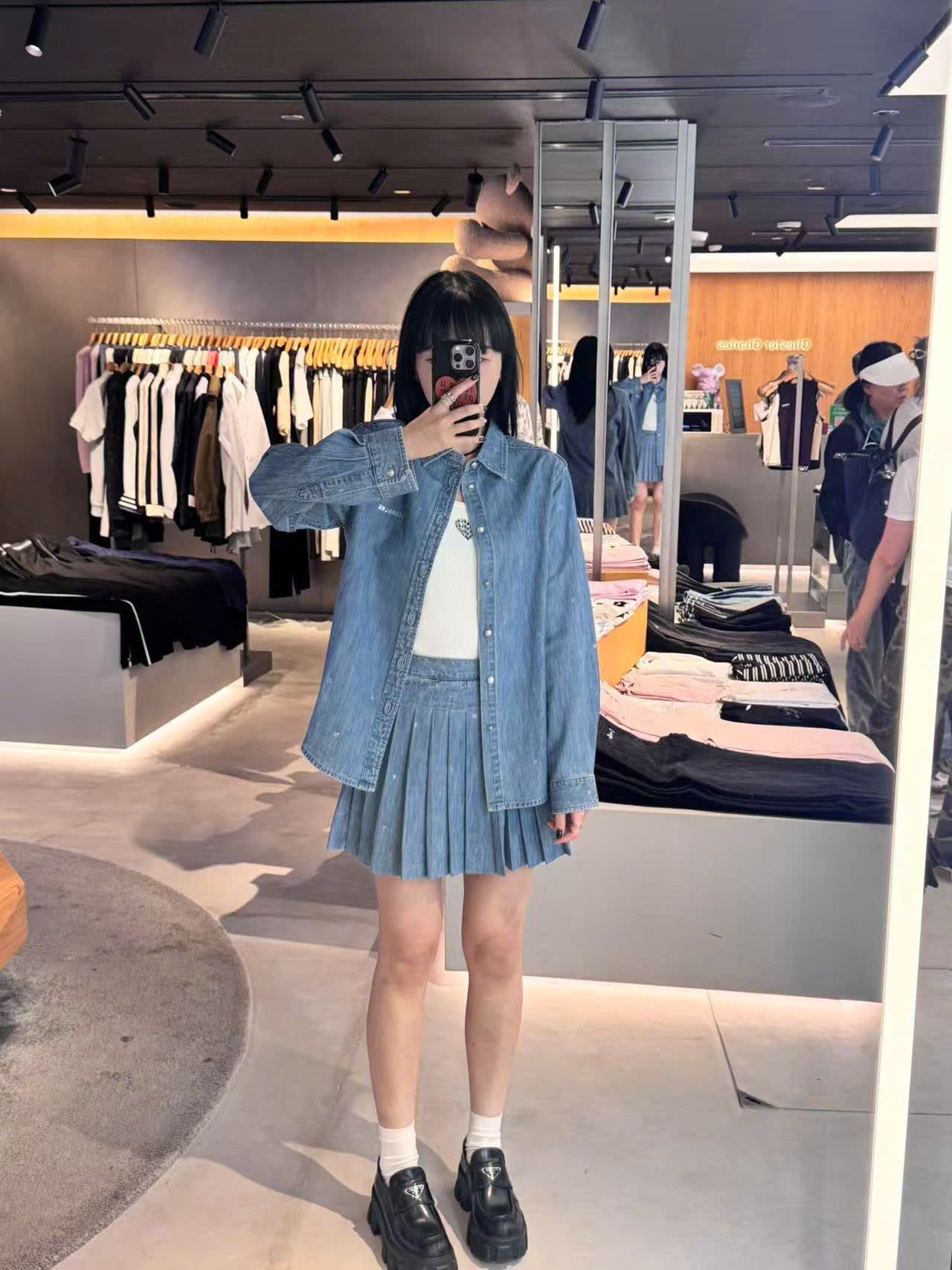 Áo khoác jean xanh cúc trắng (set)