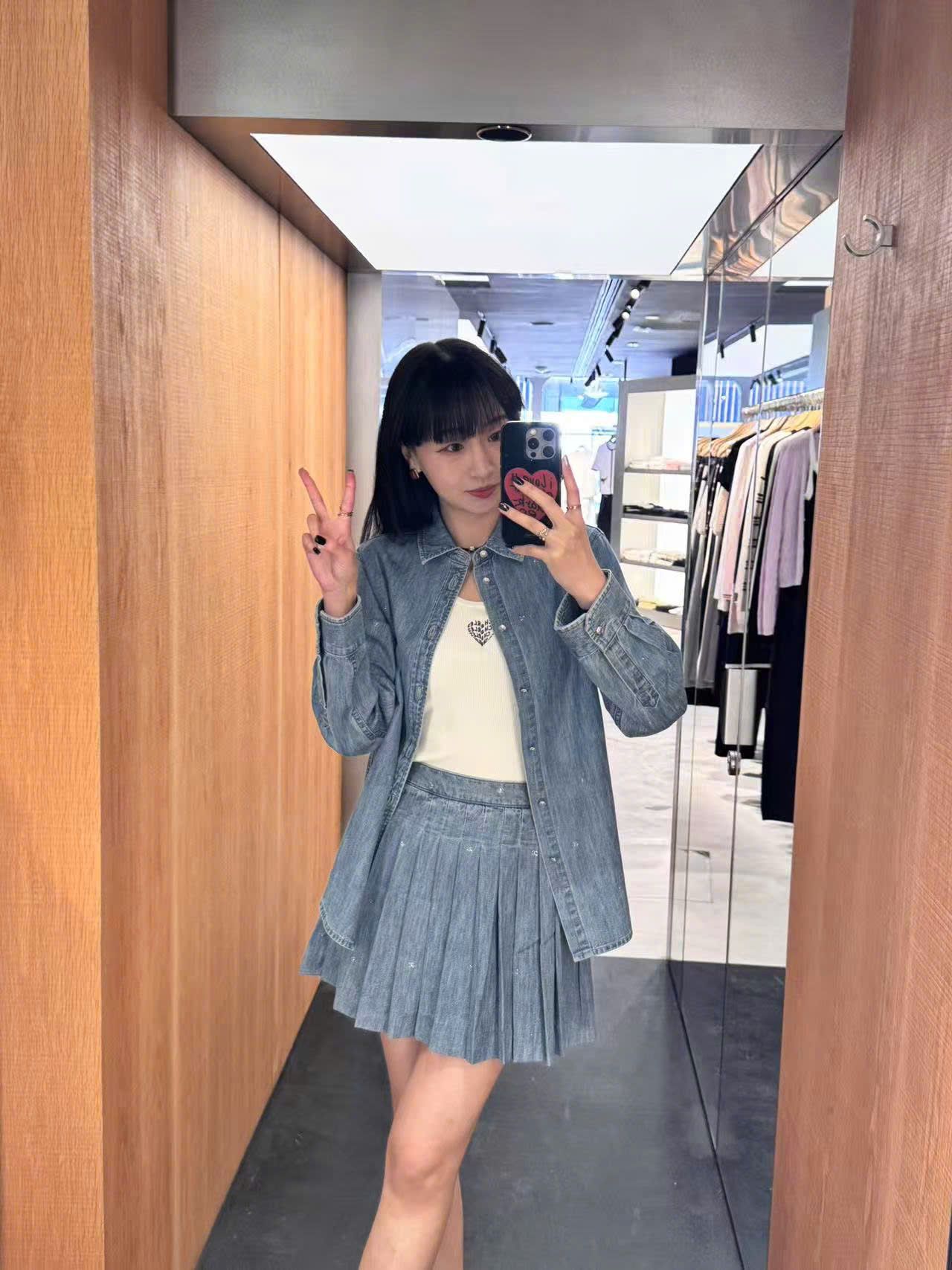 Áo khoác jean xanh cúc trắng (set)