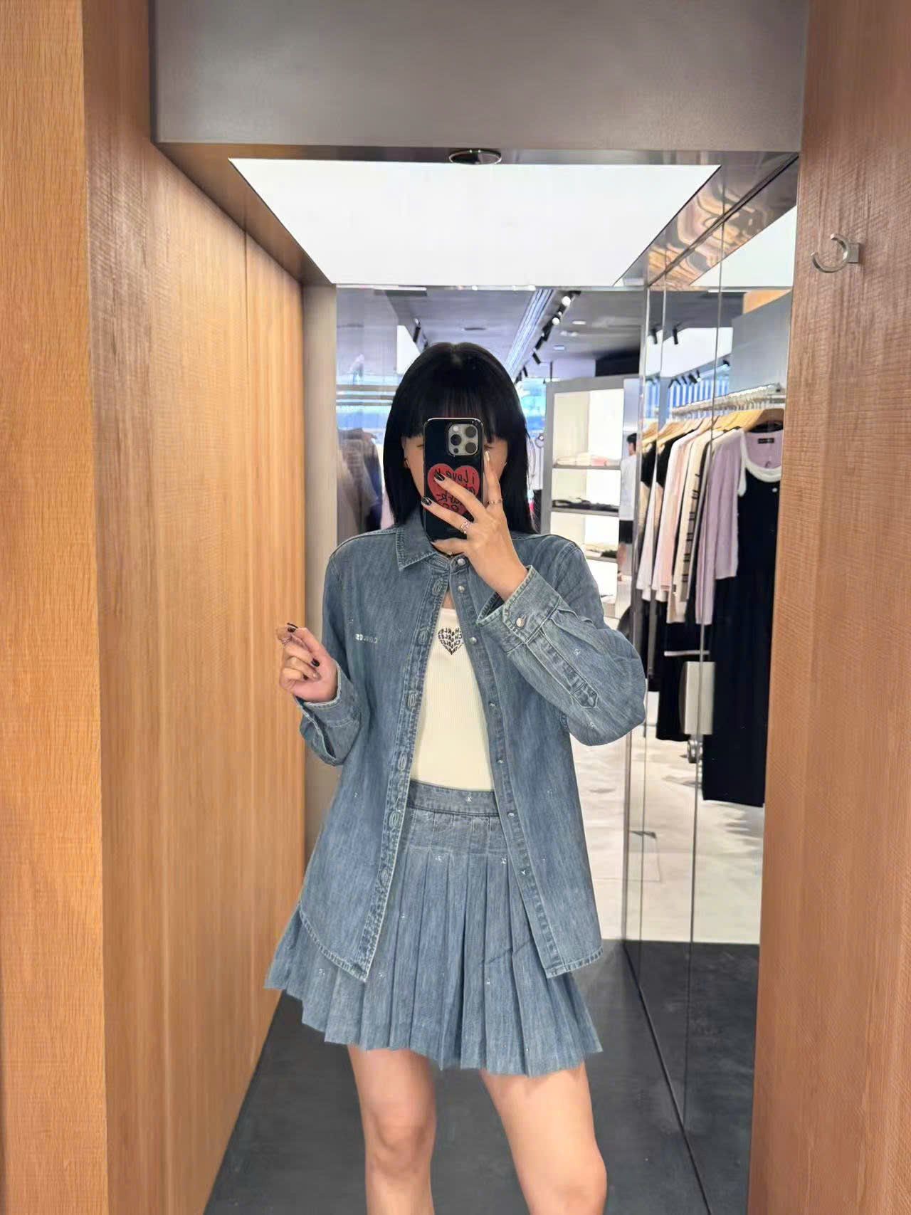 Bộ áo khoác jean cúc trắng và chân váy jean new set