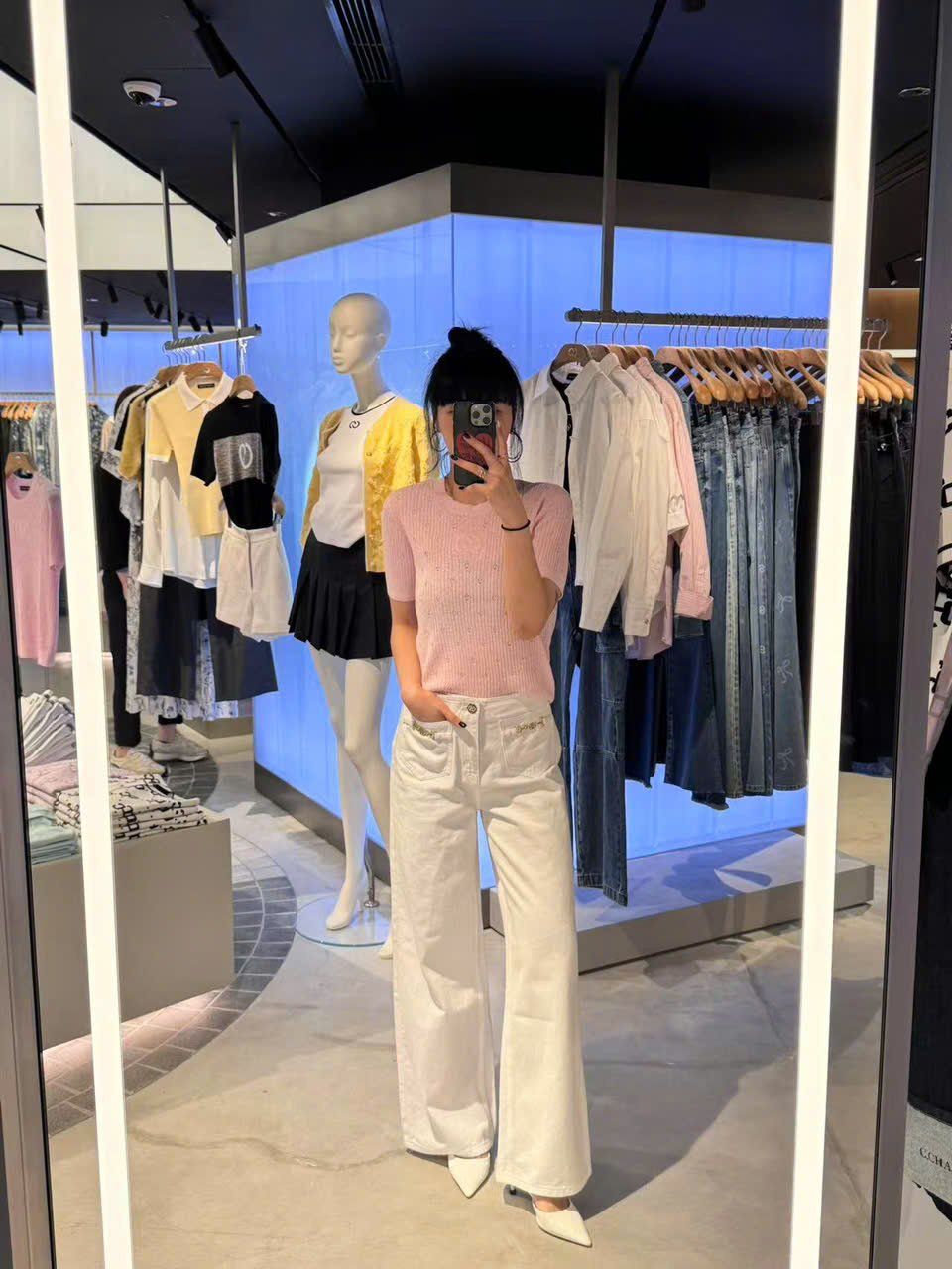 Quần jean trắng, cúc đính đá - 2 túi Logo xích vàng