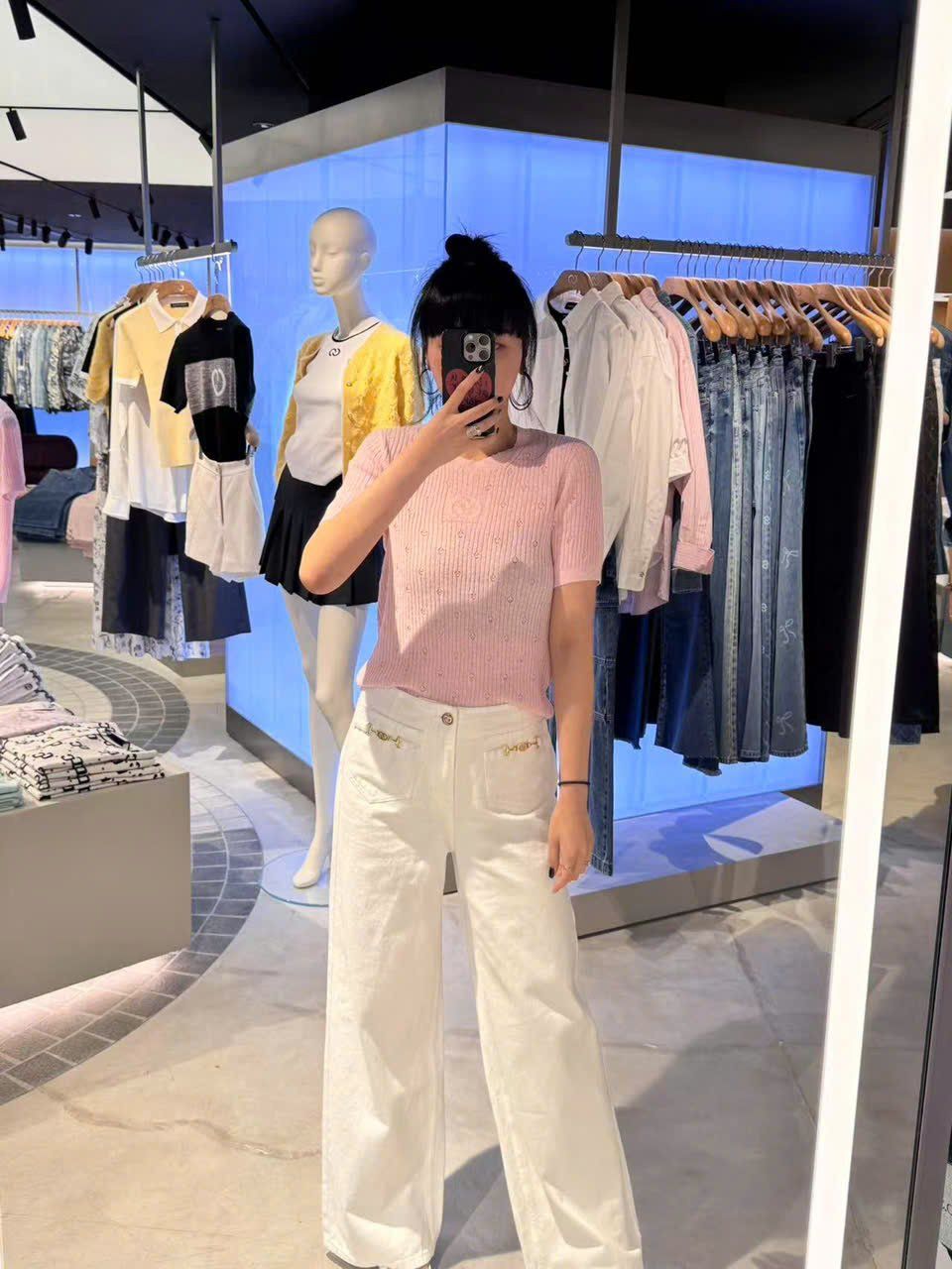 Quần jean trắng, cúc đính đá - 2 túi Logo xích vàng