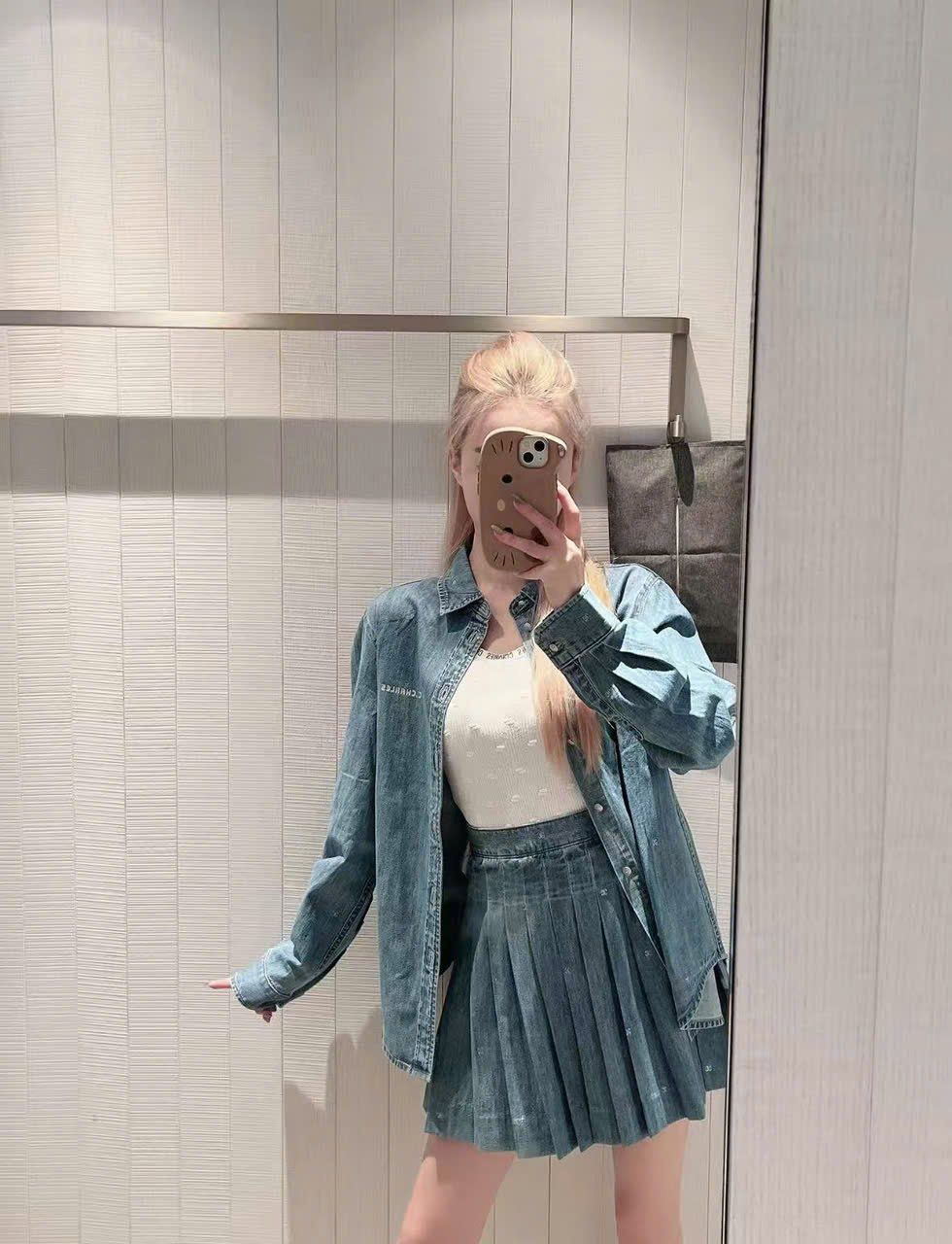 Bộ áo khoác jean cúc trắng và chân váy jean new set