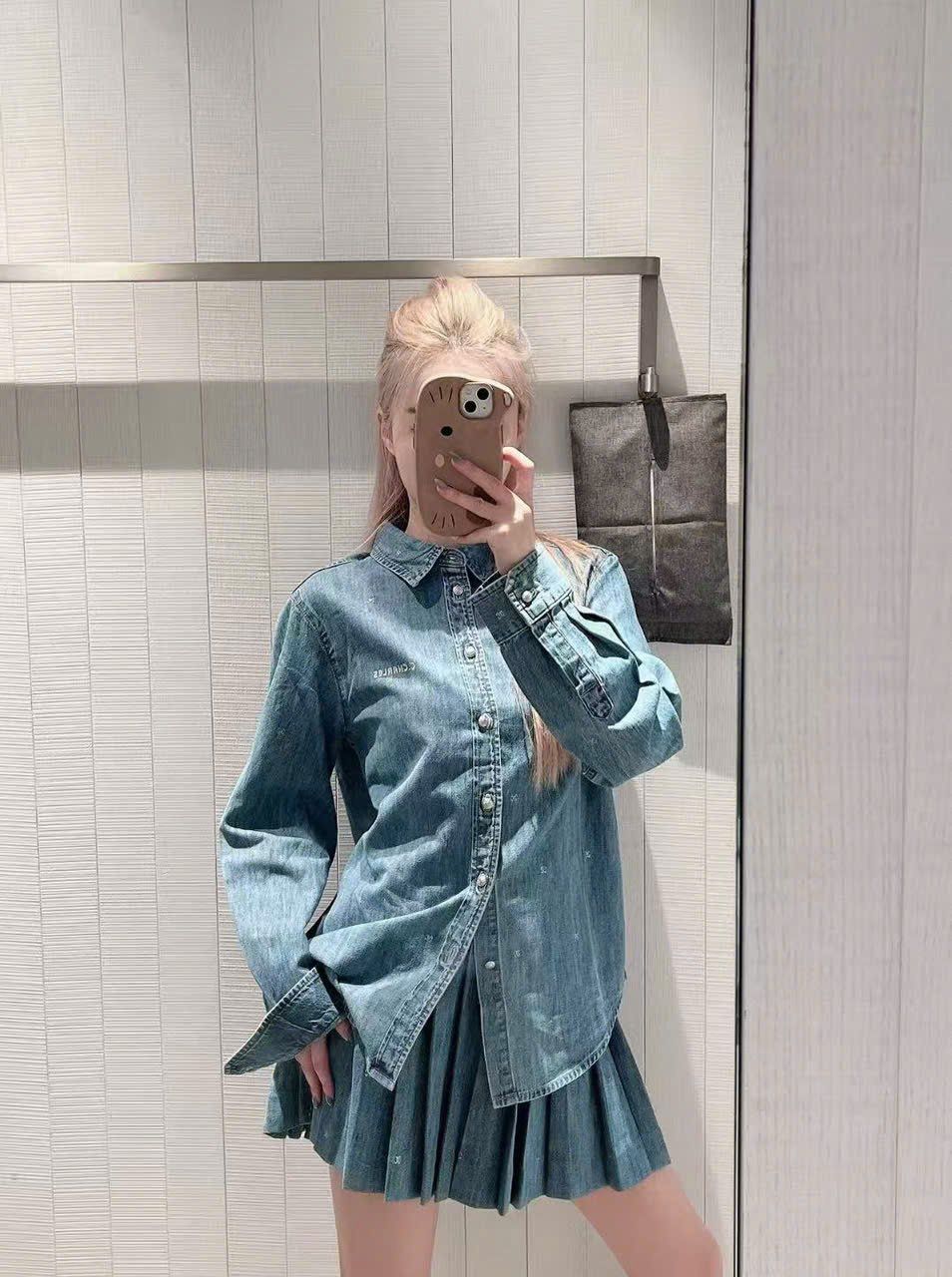 Bộ áo khoác jean cúc trắng và chân váy jean new set