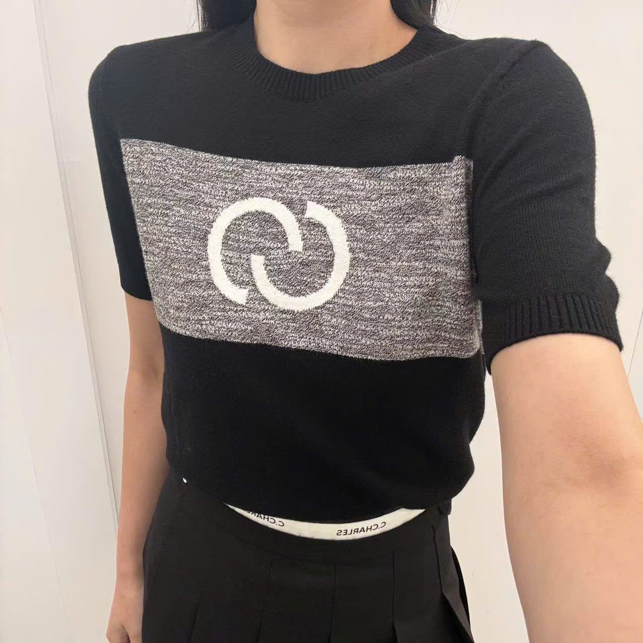 15.Áo ngắn tay đen -logo xám to ngực