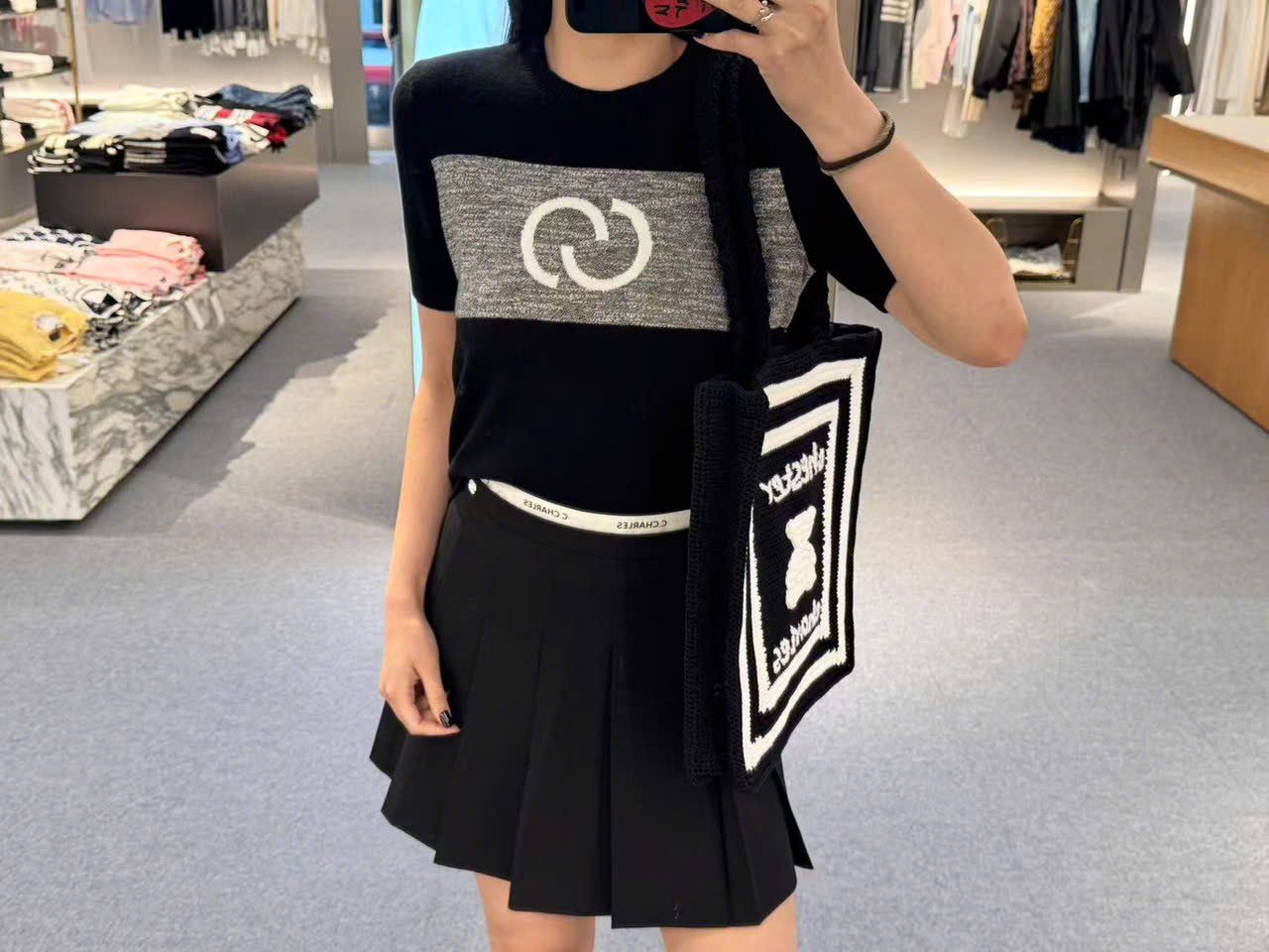 15.Áo ngắn tay đen -logo xám to ngực
