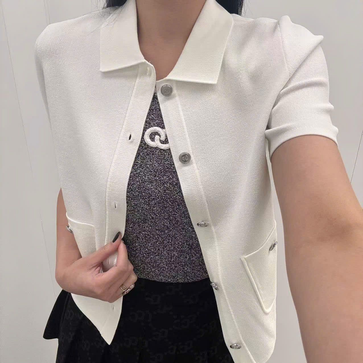 Áo CDG trắng ngắn tay 2 túi cúc đen