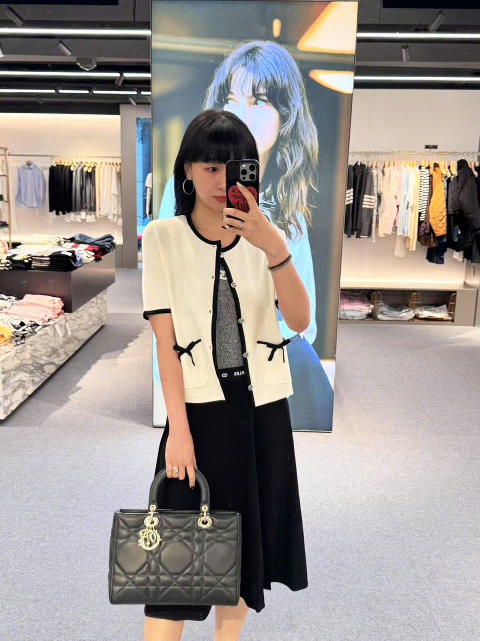 Áo CDG ngắn tay trắng viền đen, 2 túi nơ