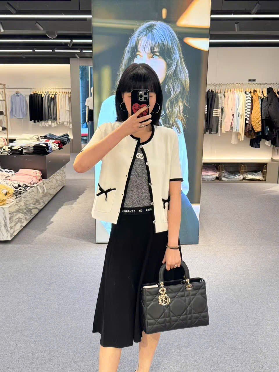 Áo CDG ngắn tay trắng viền đen, 2 túi nơ