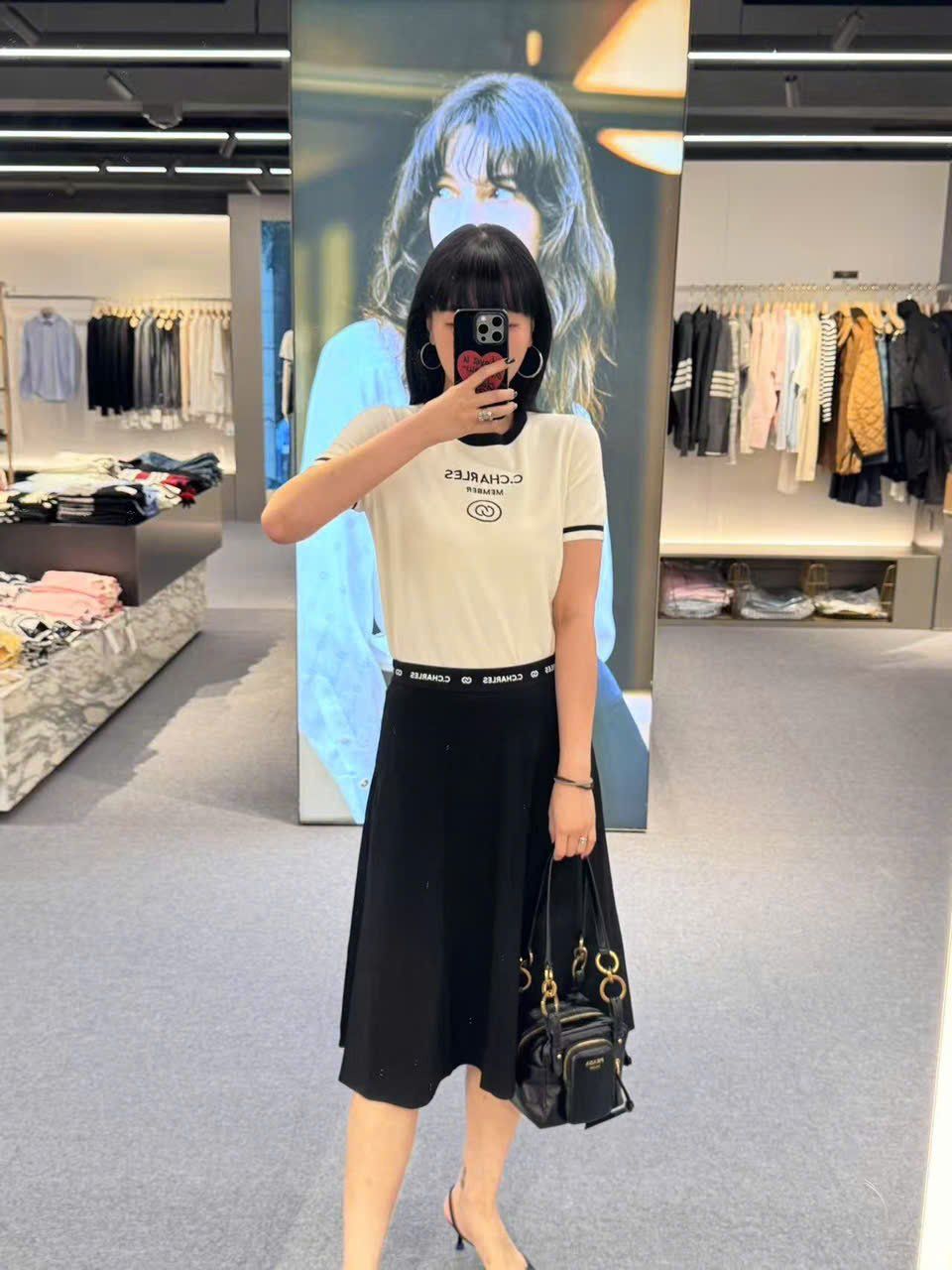 Chân váy xòe dài đen, cạp thun logo chữ chạy