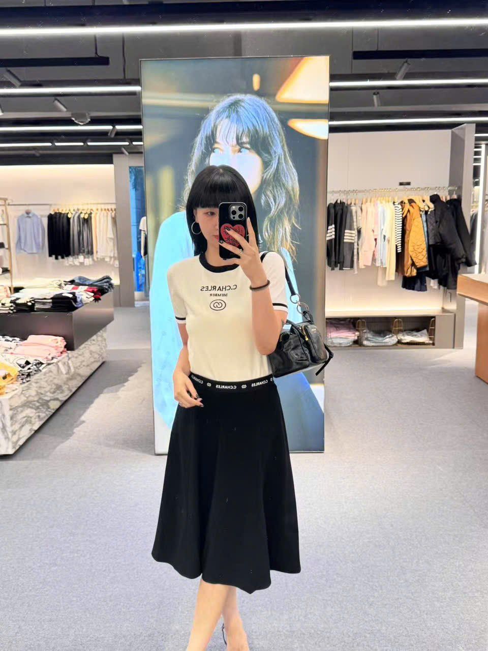 Chân váy xòe dài đen, cạp thun logo chữ chạy