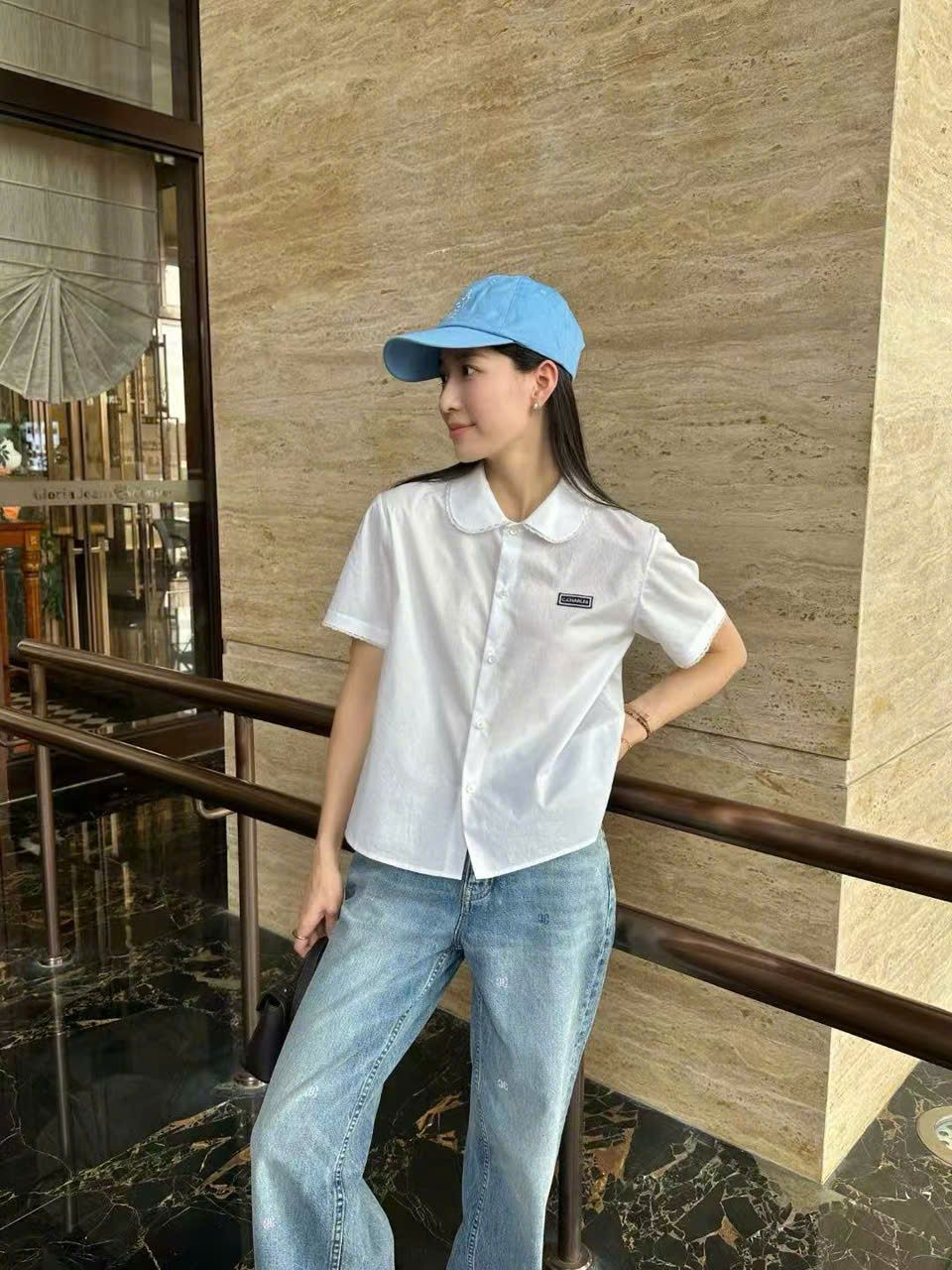 Áo sơ mi trắng logo đen , cổ sen , viền ren