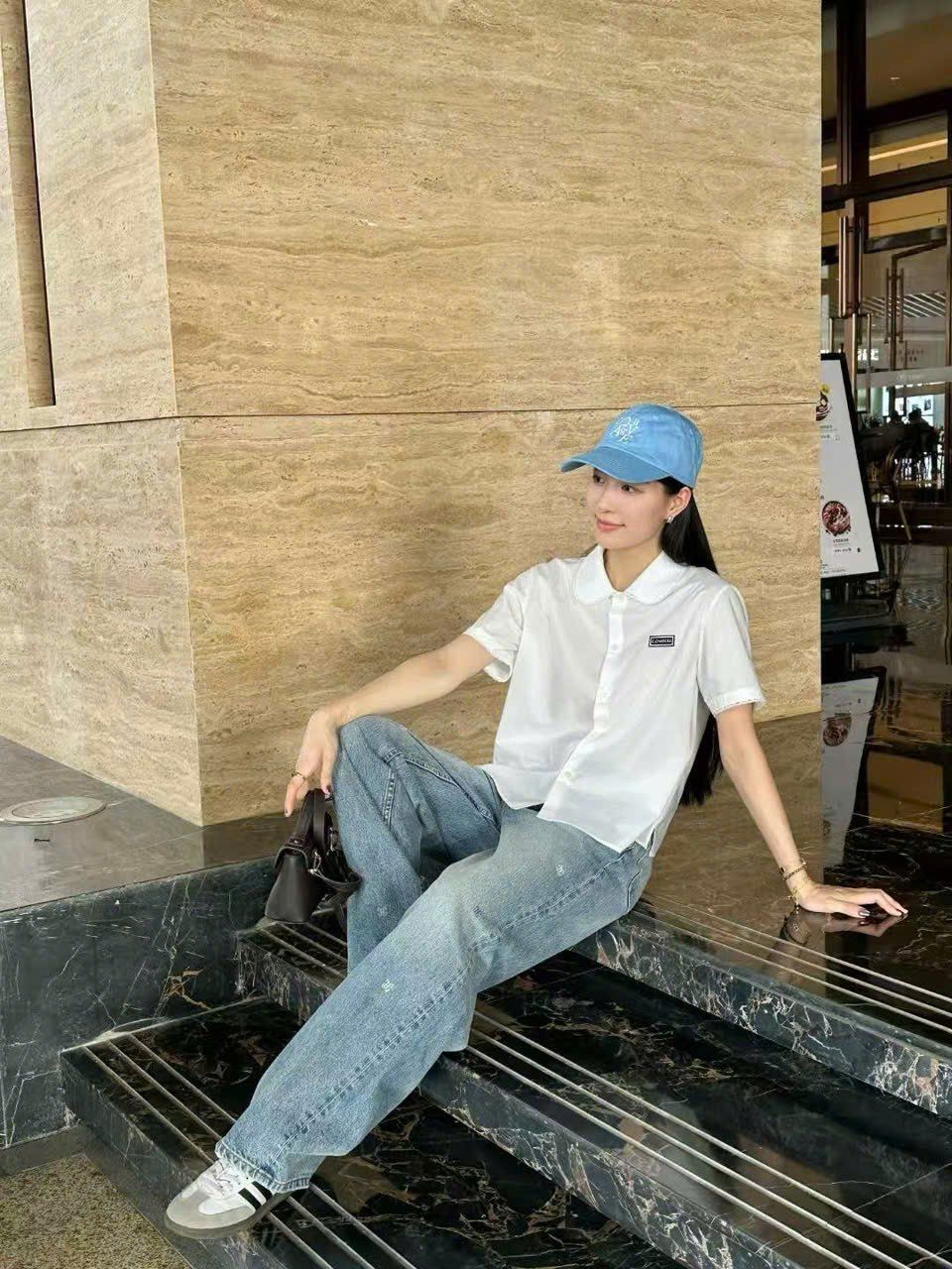 Áo sơ mi trắng logo đen , cổ sen , viền ren
