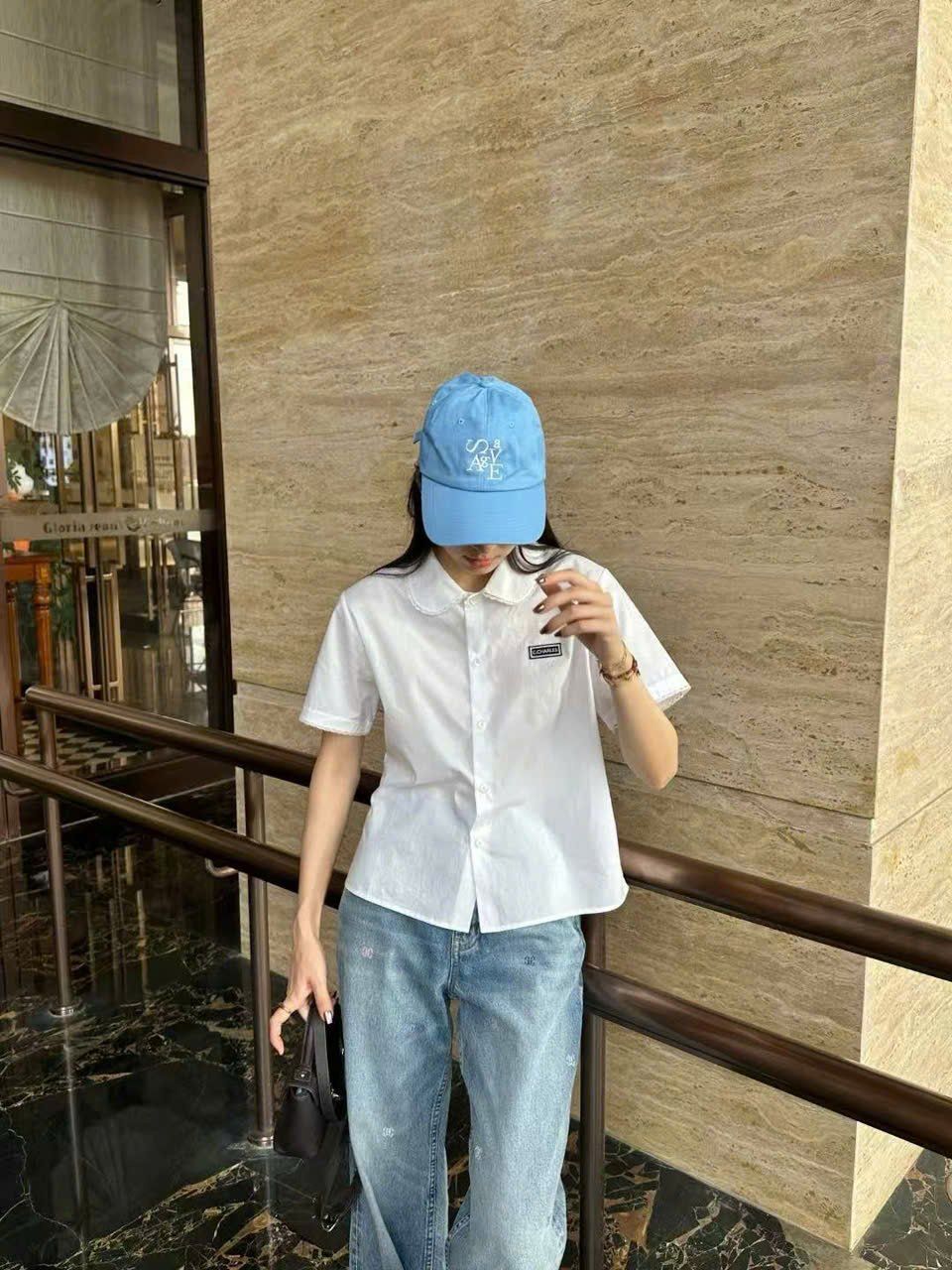 Áo sơ mi trắng logo đen , cổ sen , viền ren