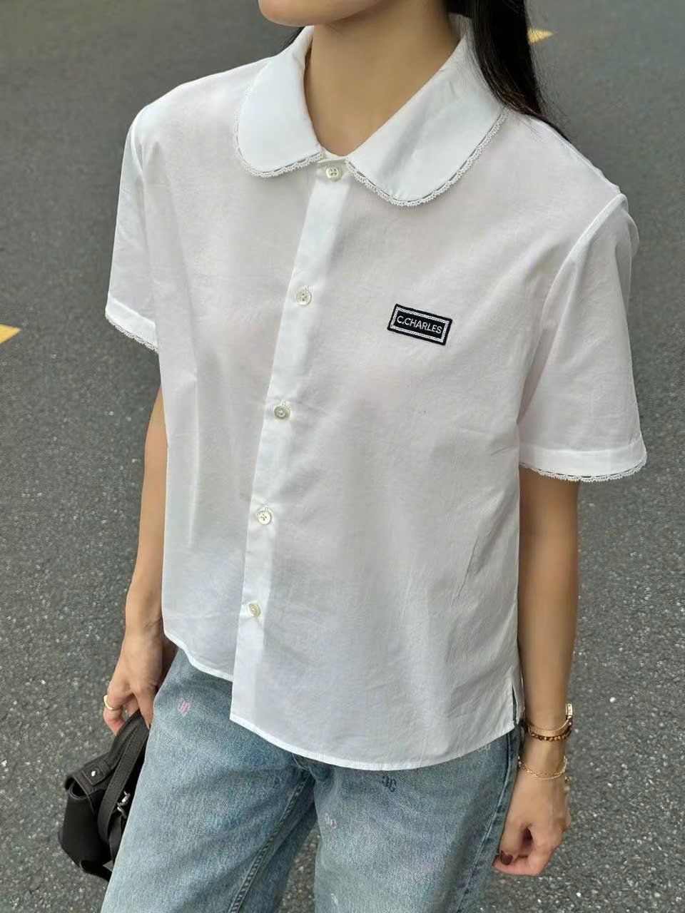 Áo sơ mi trắng logo đen , cổ sen , viền ren
