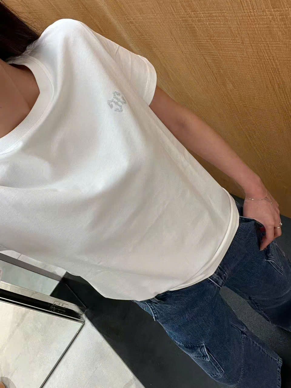 Áo phông trắng, logo đá ngực trái