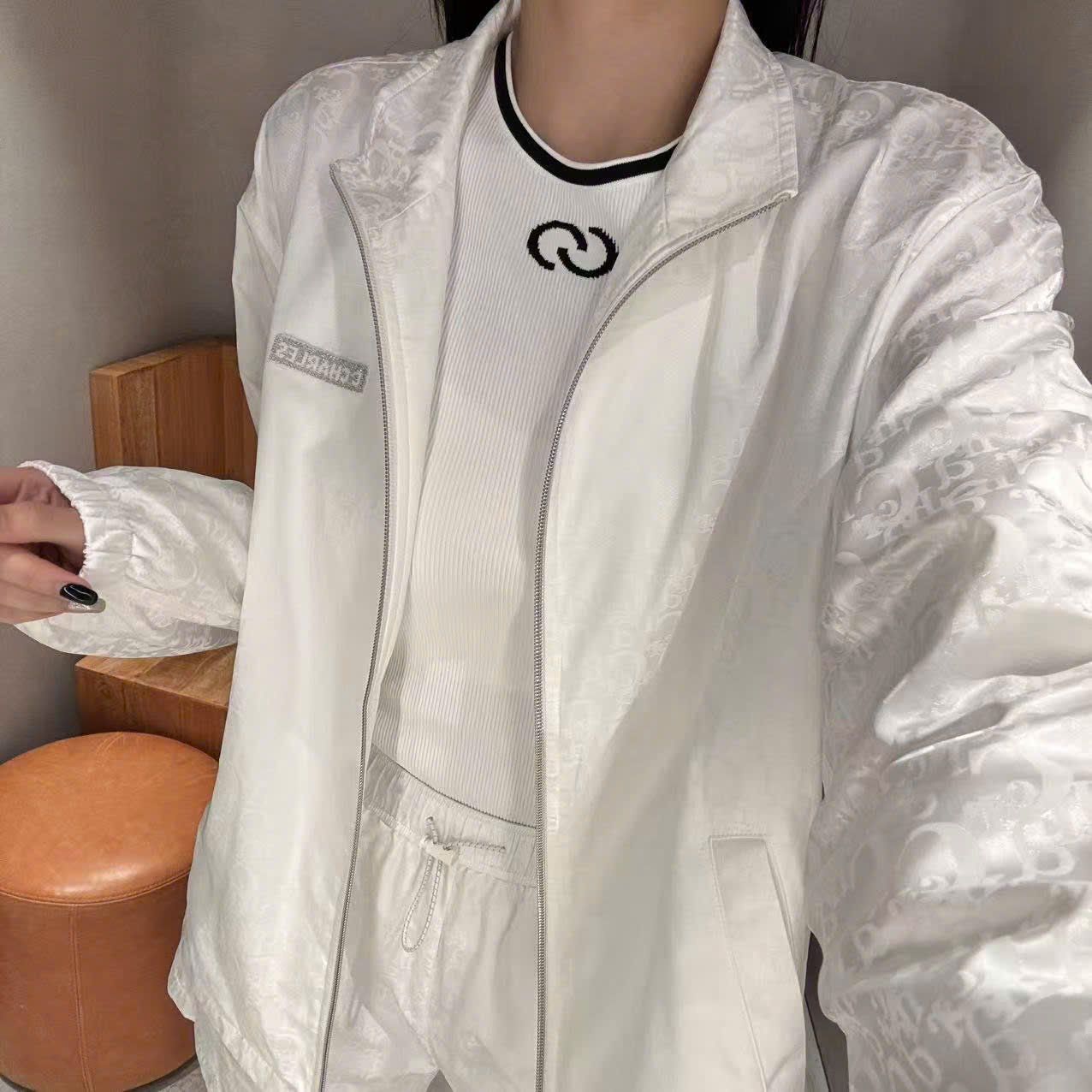 Áo khoác gió trắng Logo xám set