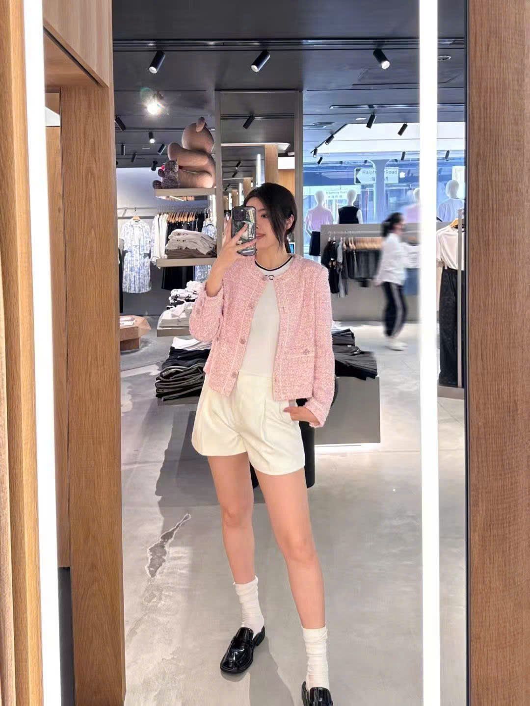Áo tweed hồng ánh kim, cúc đính đá