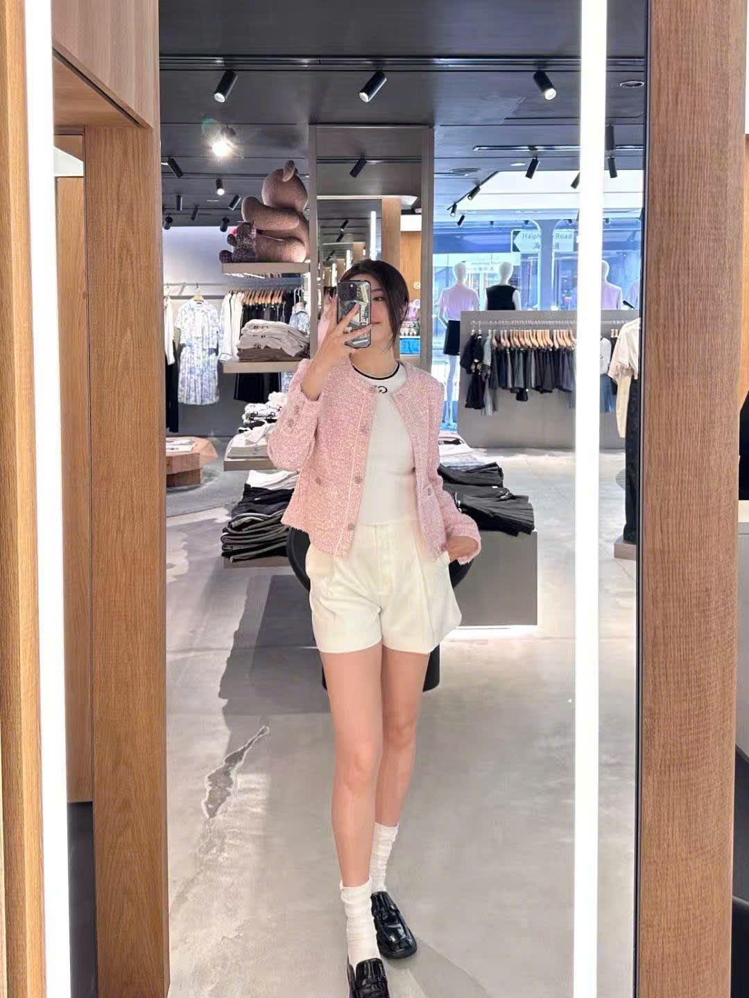 Áo tweed hồng ánh kim, cúc đính đá