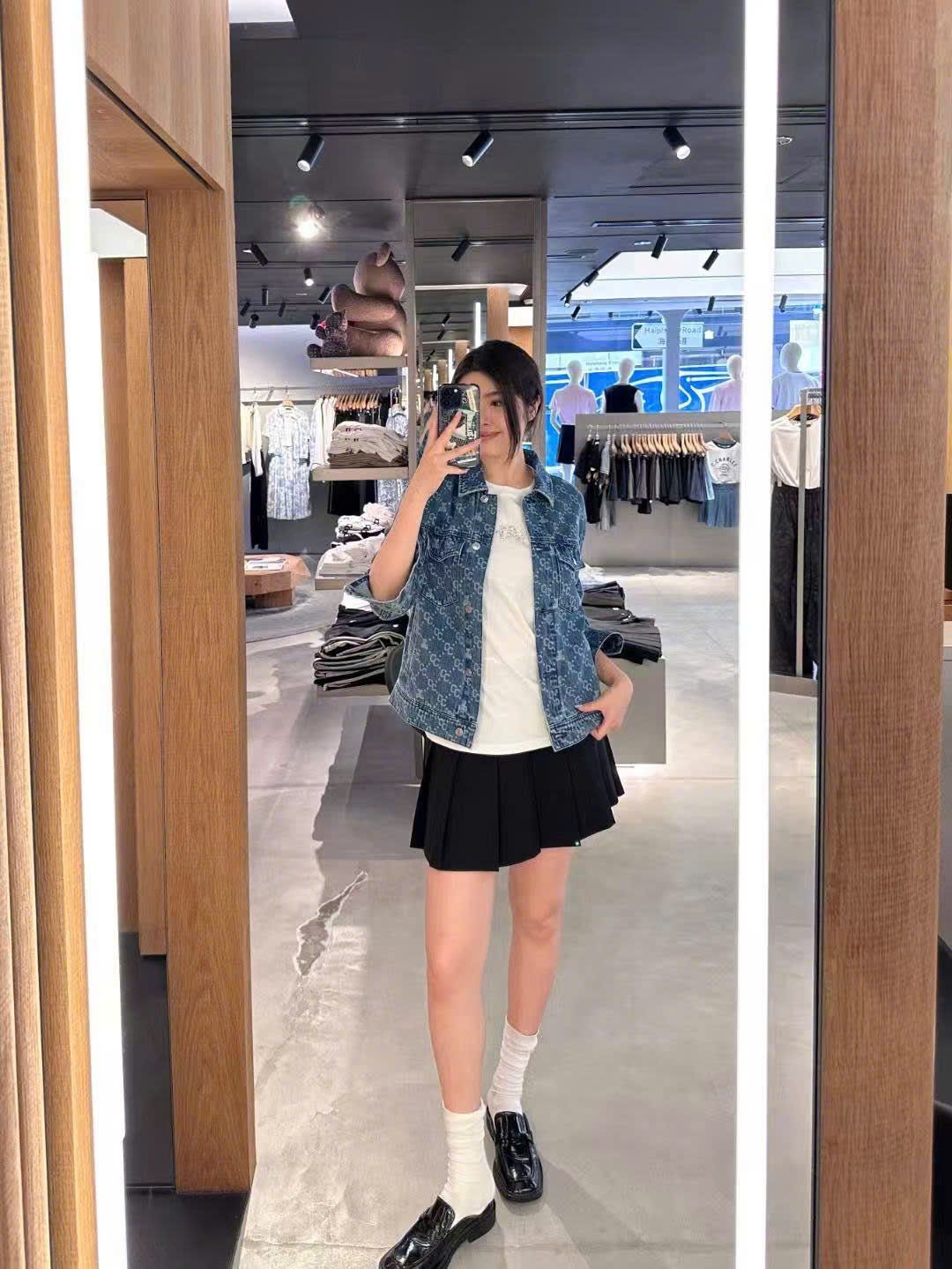 Áo khoác denim xanh nhiều túi full logo