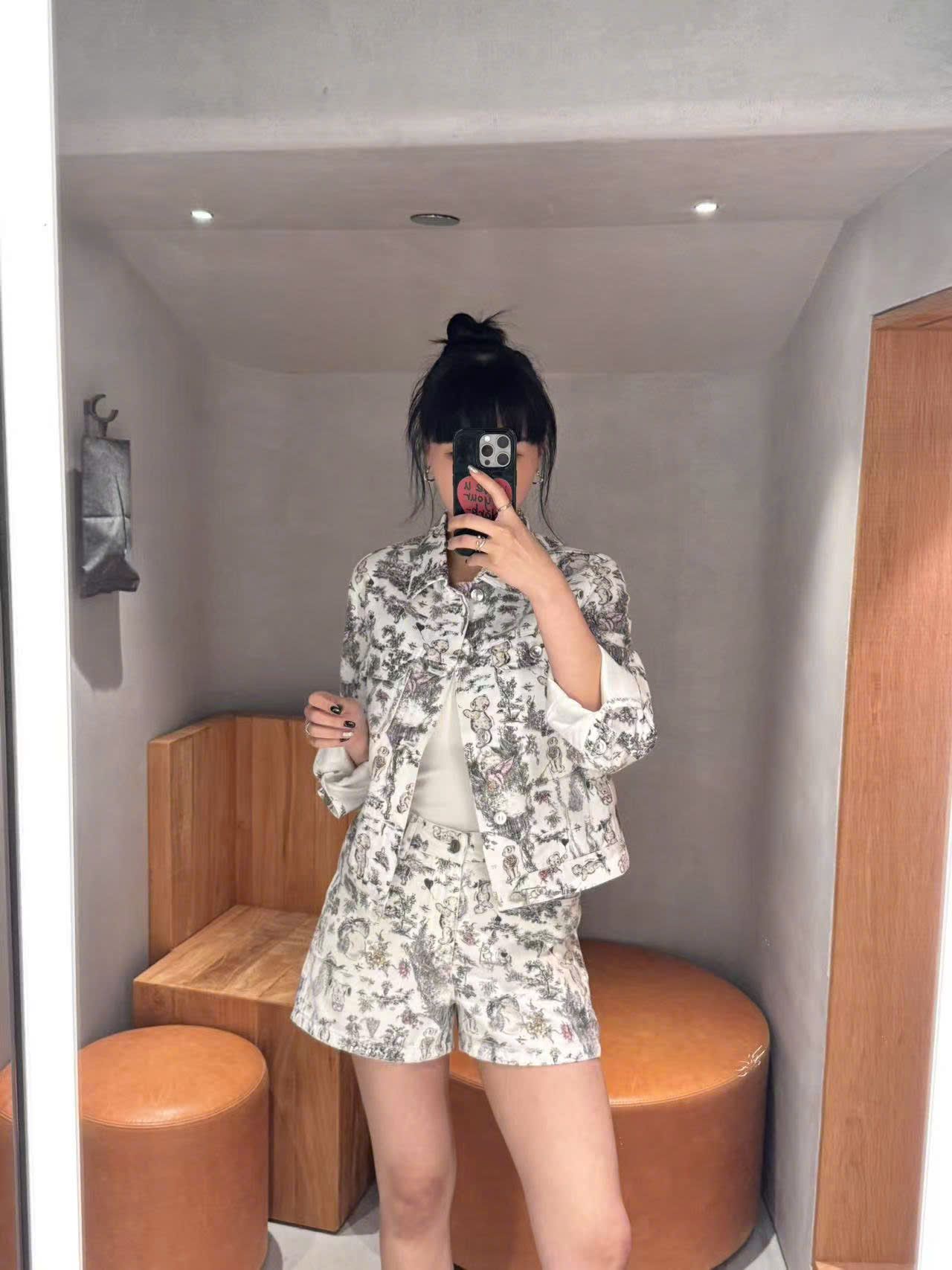 Bộ áo khoác và quần sooc jean trắng - họa tiết gấu set