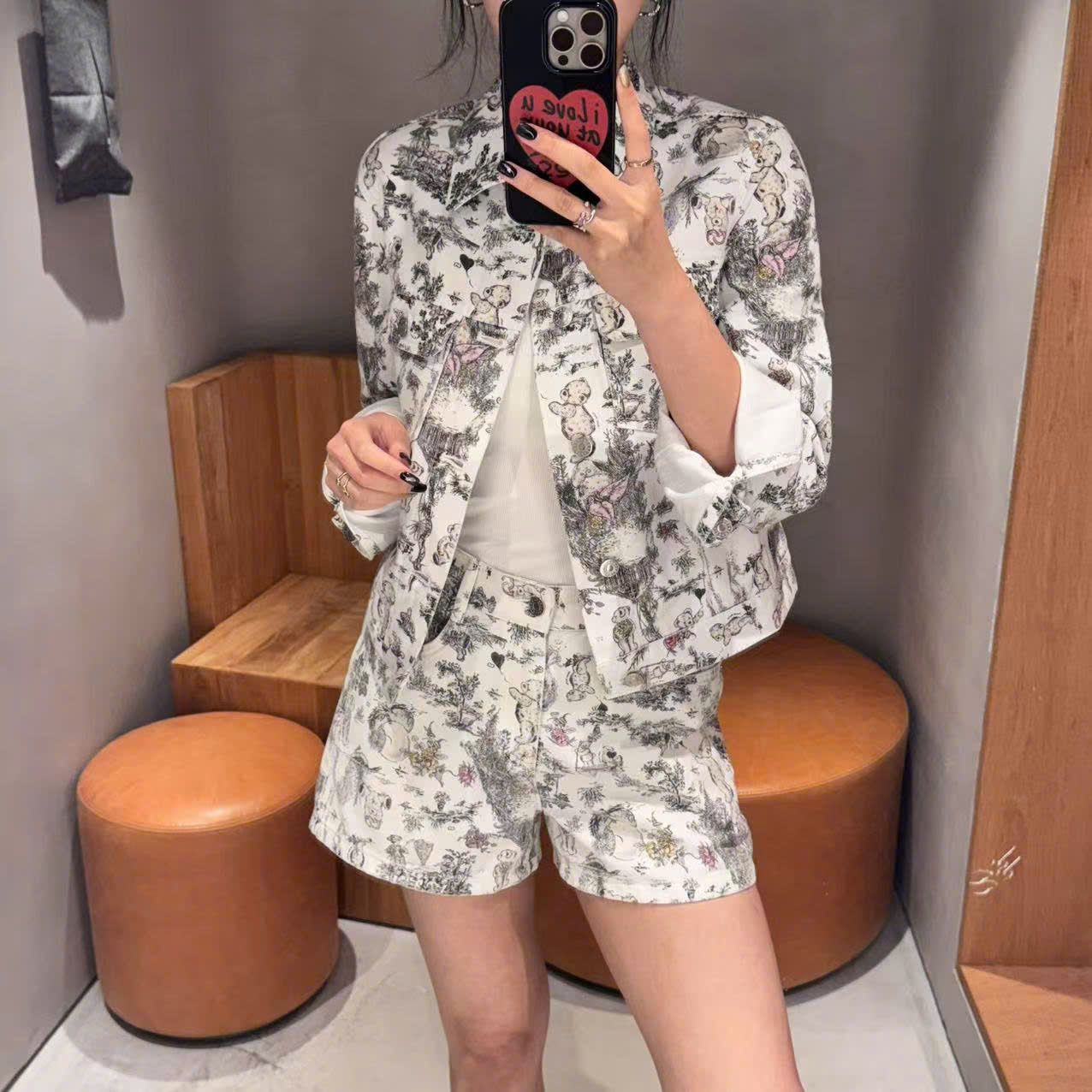 Bộ áo khoác và quần sooc jean trắng - họa tiết gấu set